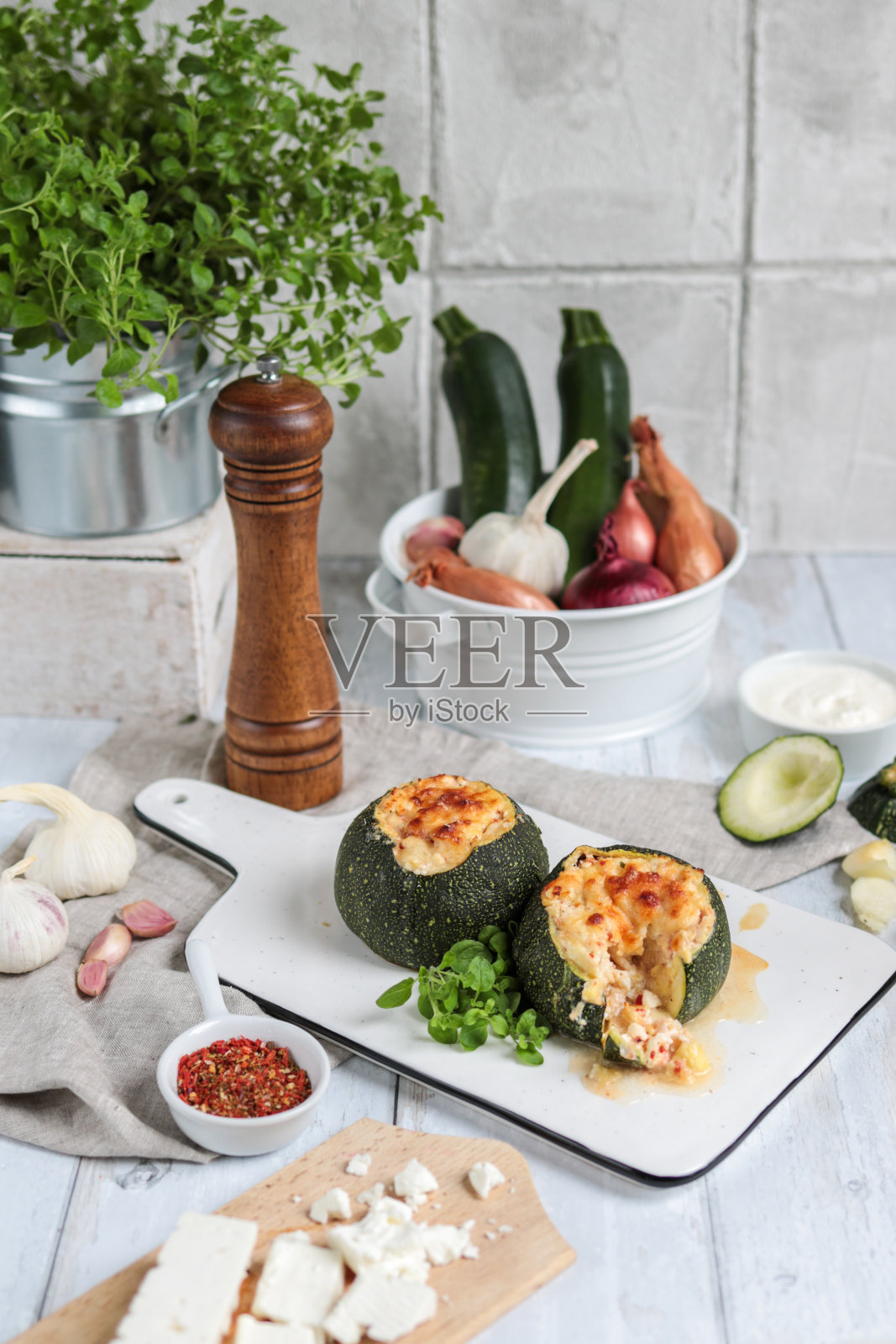 塞西葫芦与菲达奶酪和地中海香草照片摄影图片