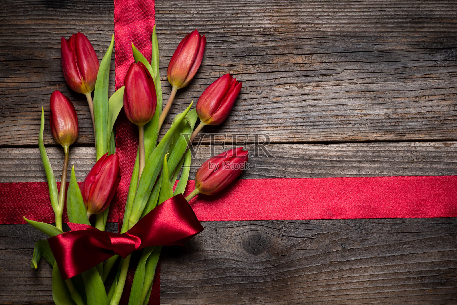 红色郁金香插花放在木桌上平铺照片摄影图片