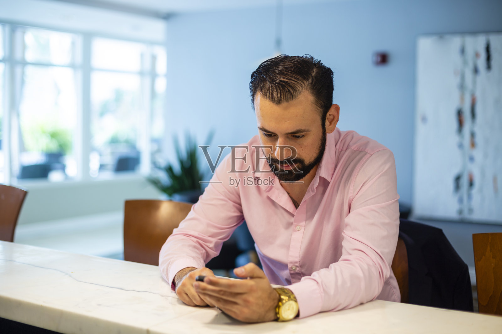 商人使用他的智能手机照片摄影图片