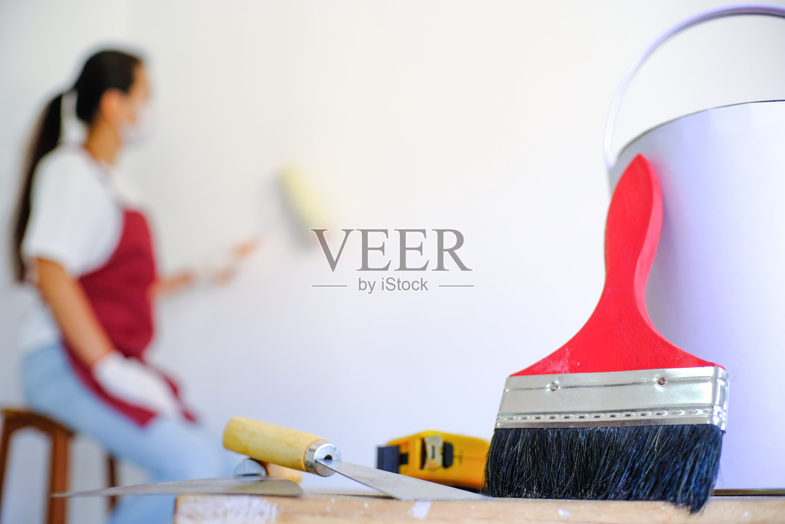 亚洲女画家在房间里画Job照片摄影图片