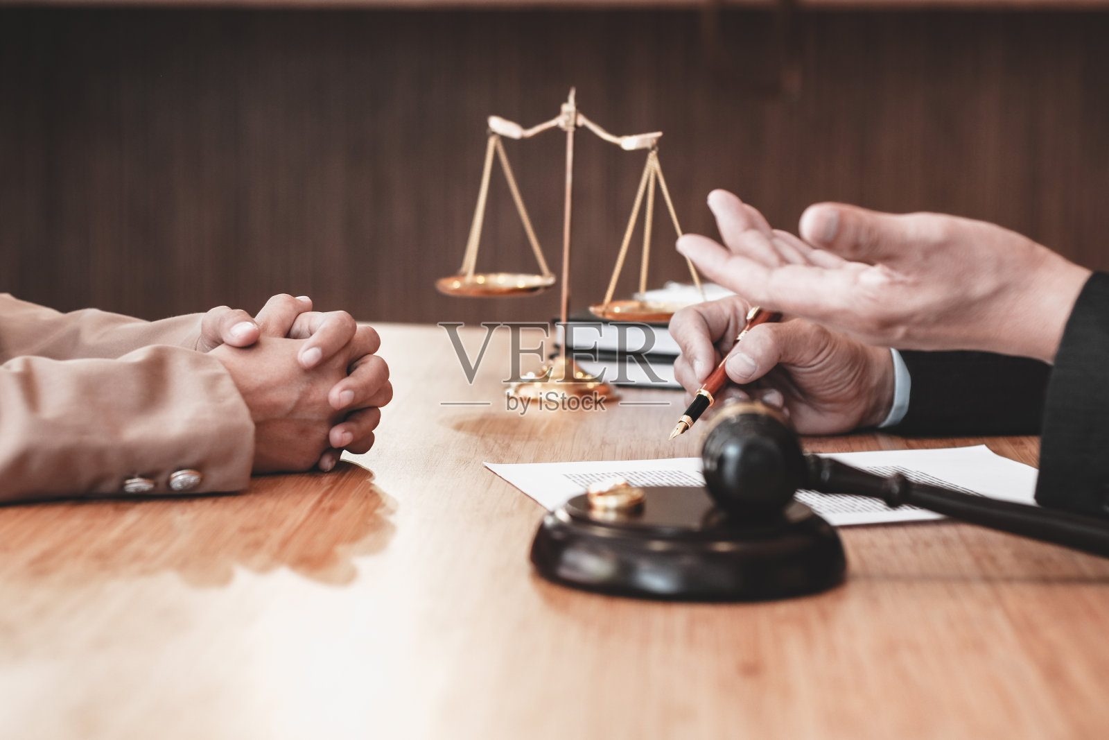 法官用木槌决定婚姻离婚签署文件。律师的概念。照片摄影图片