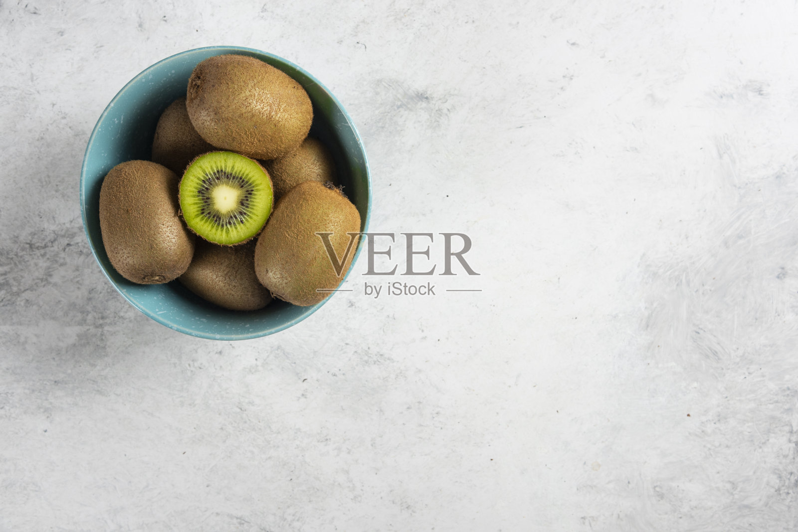 许多美味的猕猴桃在一个蓝色的碗照片摄影图片