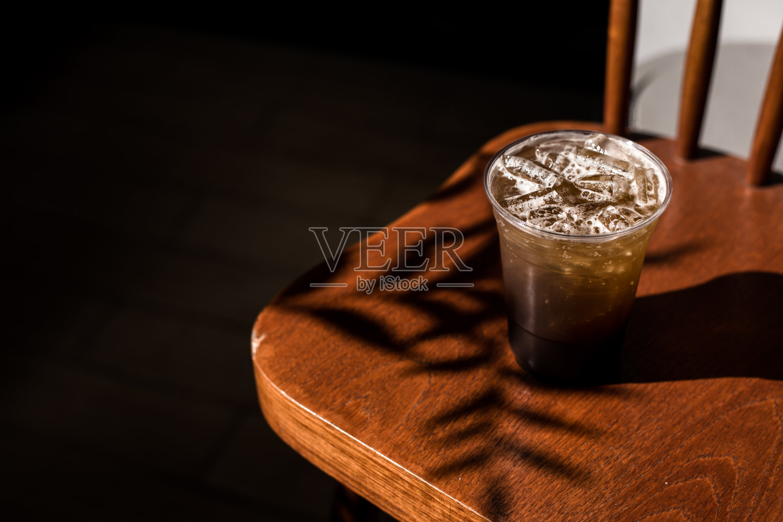 桌上有一杯咖啡照片摄影图片