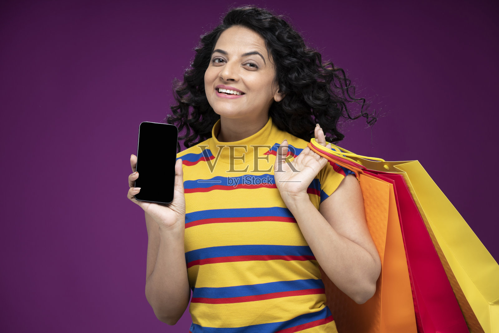 一个年轻女子站在孤立的紫色背景:-库存照片照片摄影图片