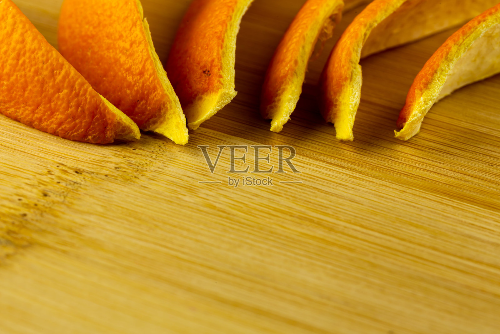 橘皮放在砧板上。照片摄影图片