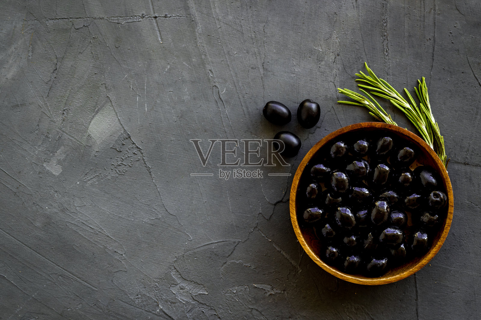 装黑橄榄的木碗。俯视图，文本空间照片摄影图片