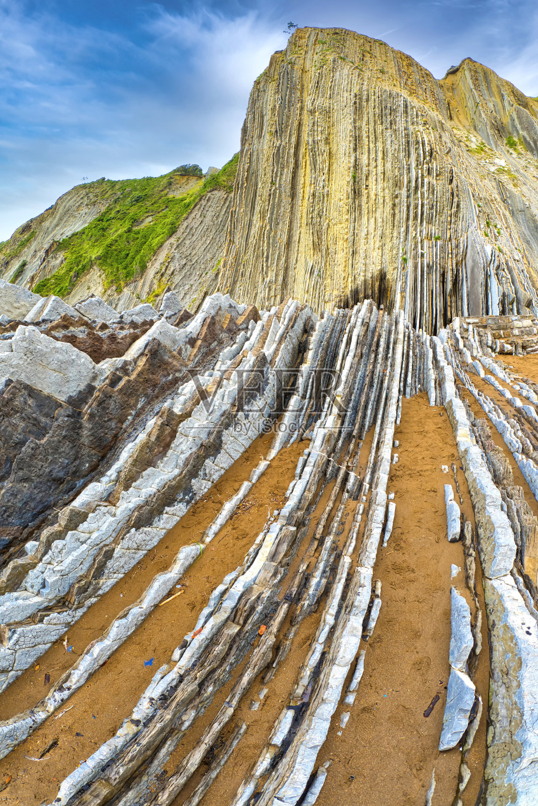 陡峭倾斜的弗莱施层，巴斯克海岸联合国教科文组织世界地质公园，西班牙照片摄影图片