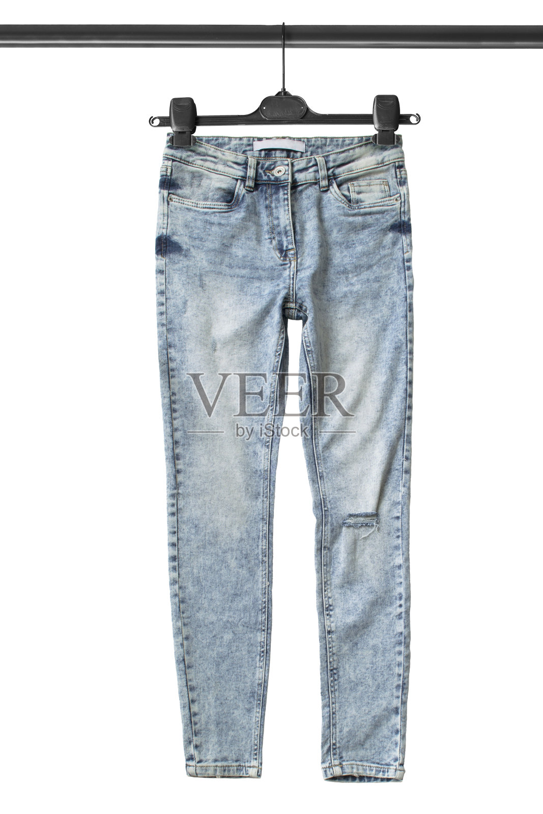 牛仔裤挂在衣架上隔离照片摄影图片