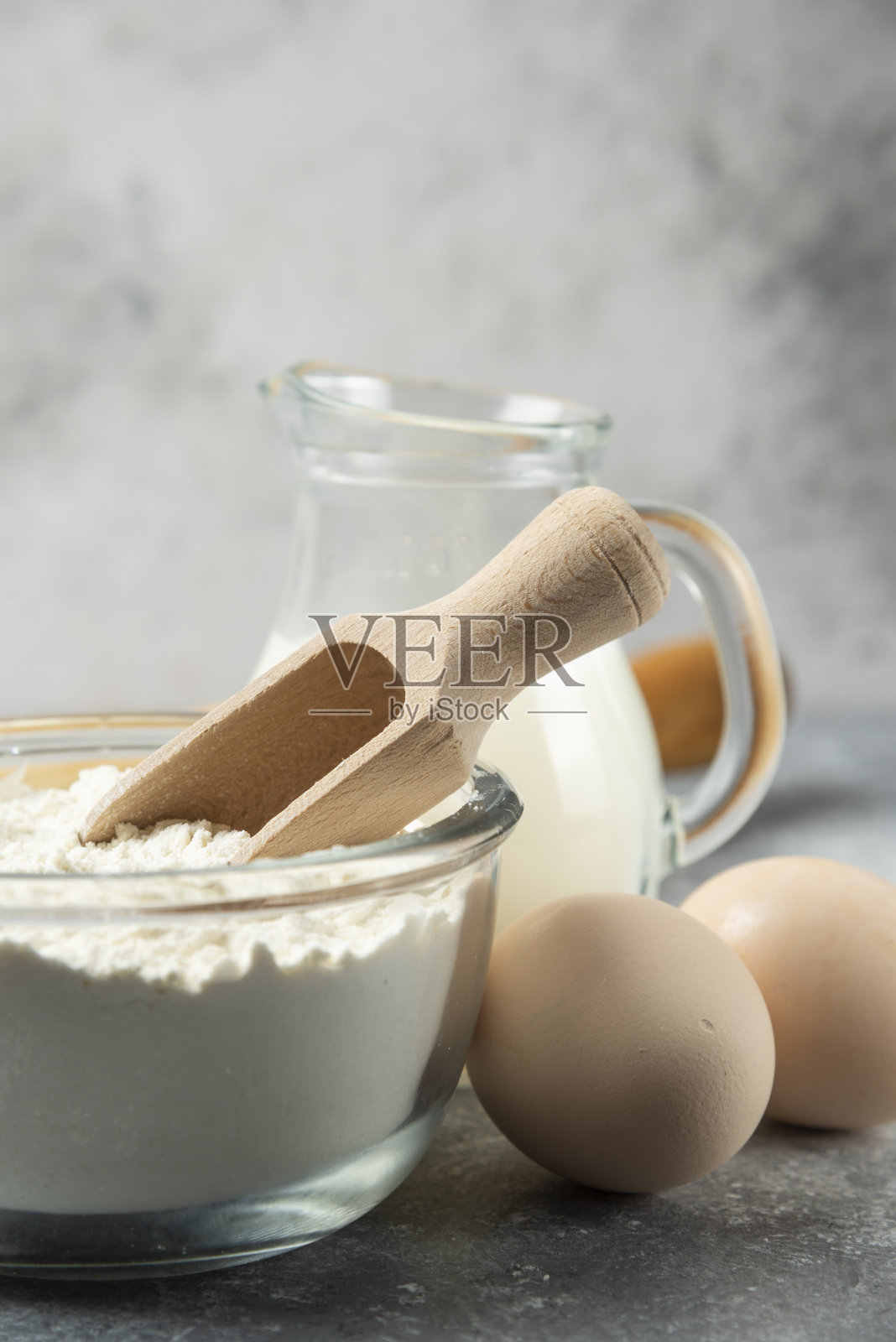 在大理石背景上靠近面粉，鸡蛋和牛奶照片摄影图片