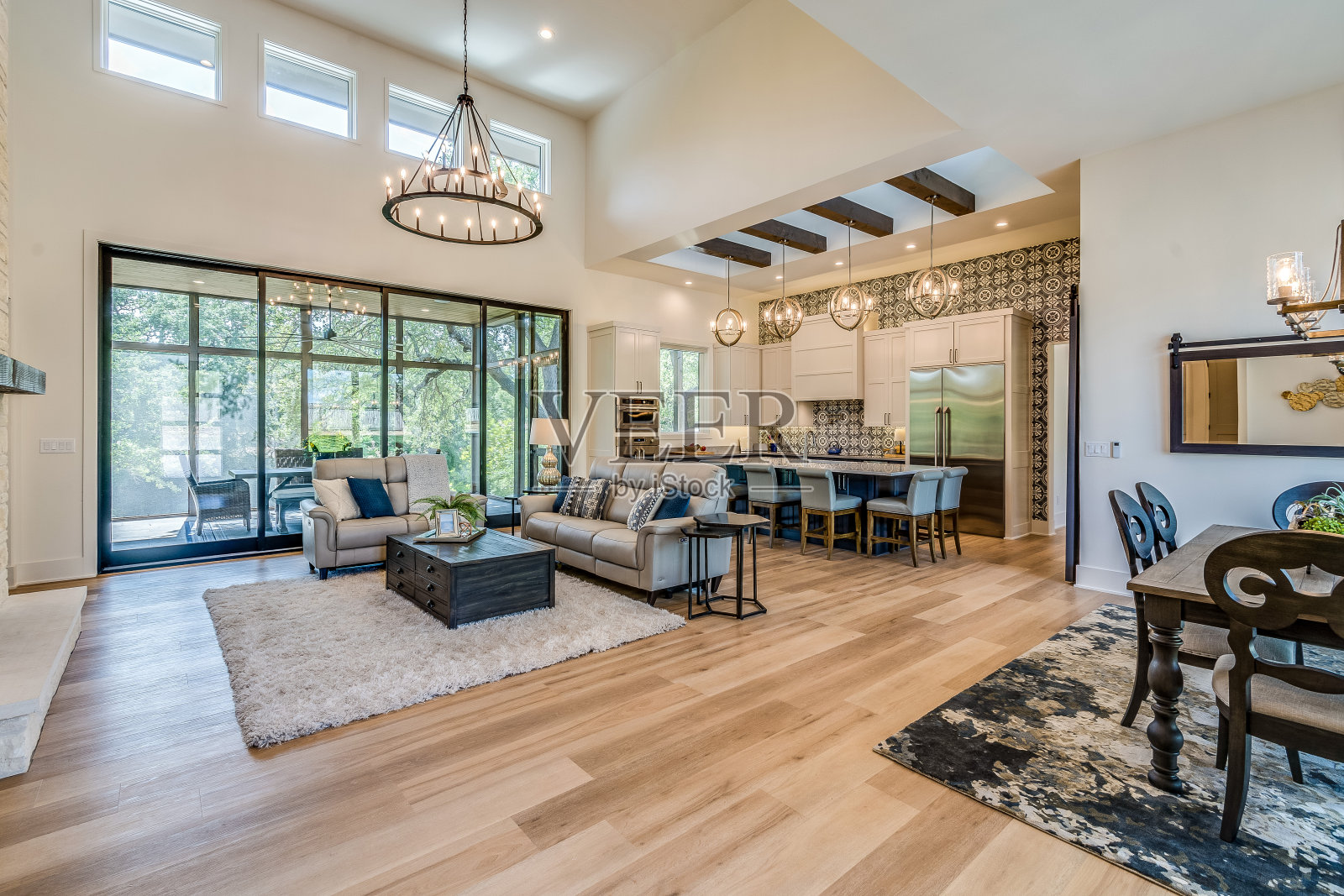 高大的天花板和开放式概念平面图的大房间照片摄影图片