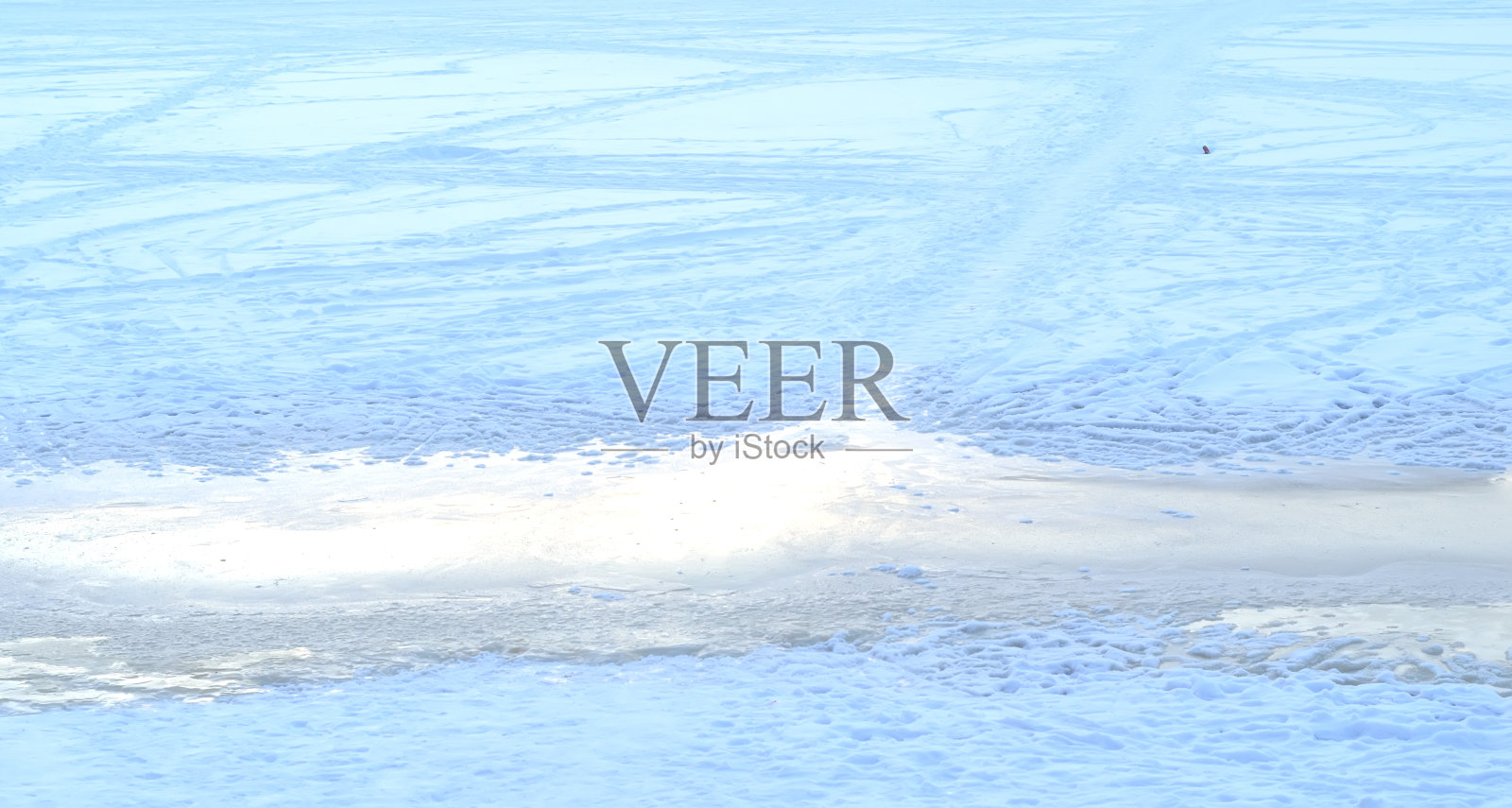 抽象的冬季背景。晴朗冬日结冰的河流。照片摄影图片