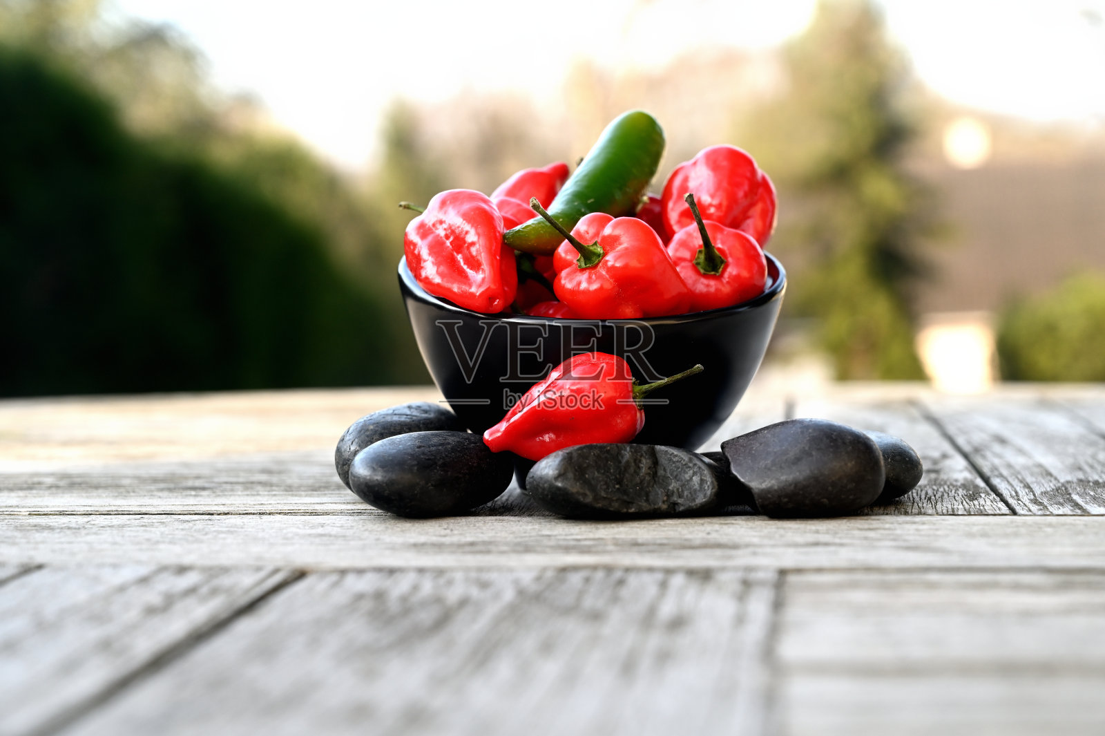 黑碗里的红辣椒照片摄影图片