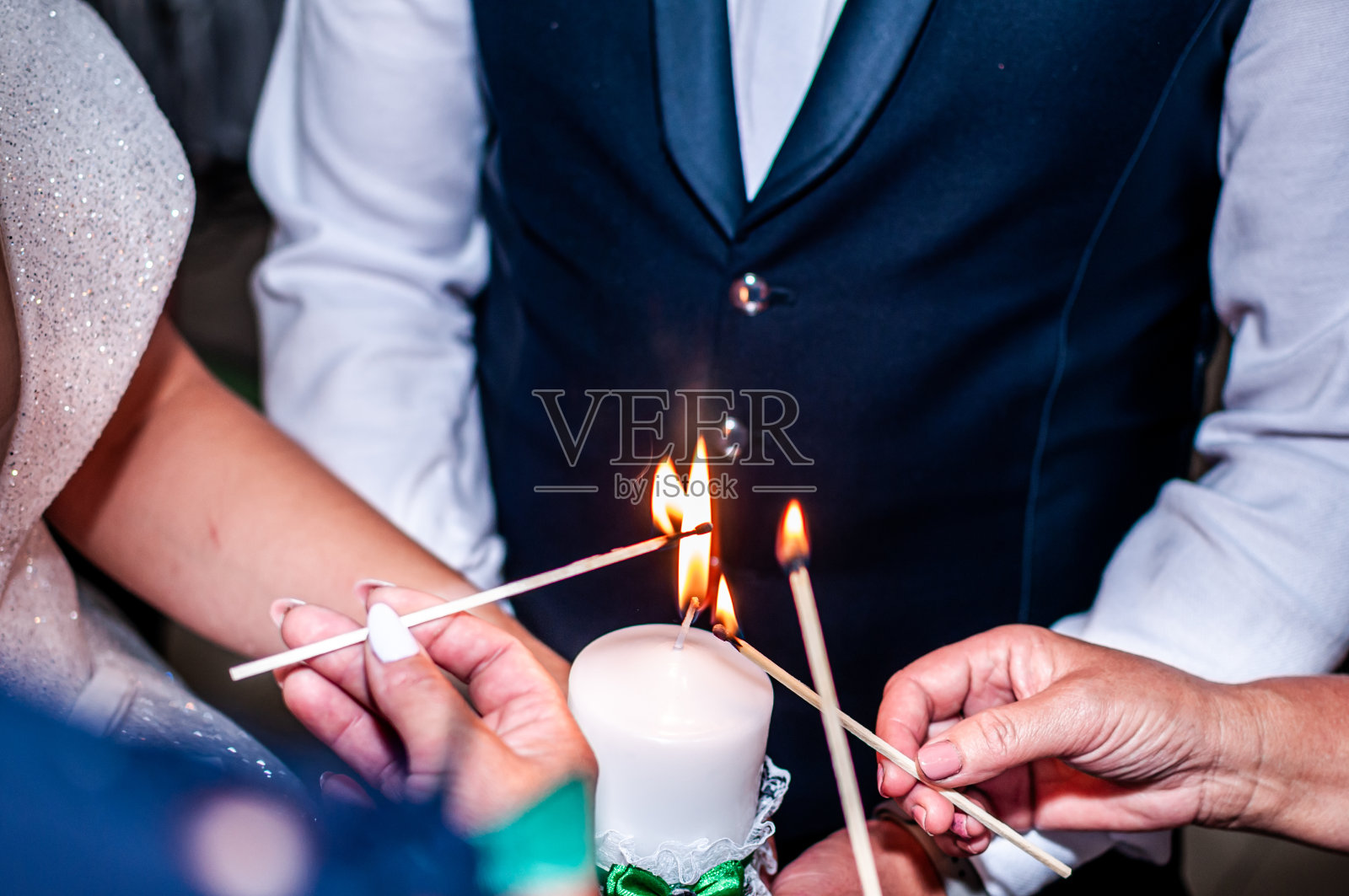 婚礼传统家庭彩灯。蜡烛照片摄影图片