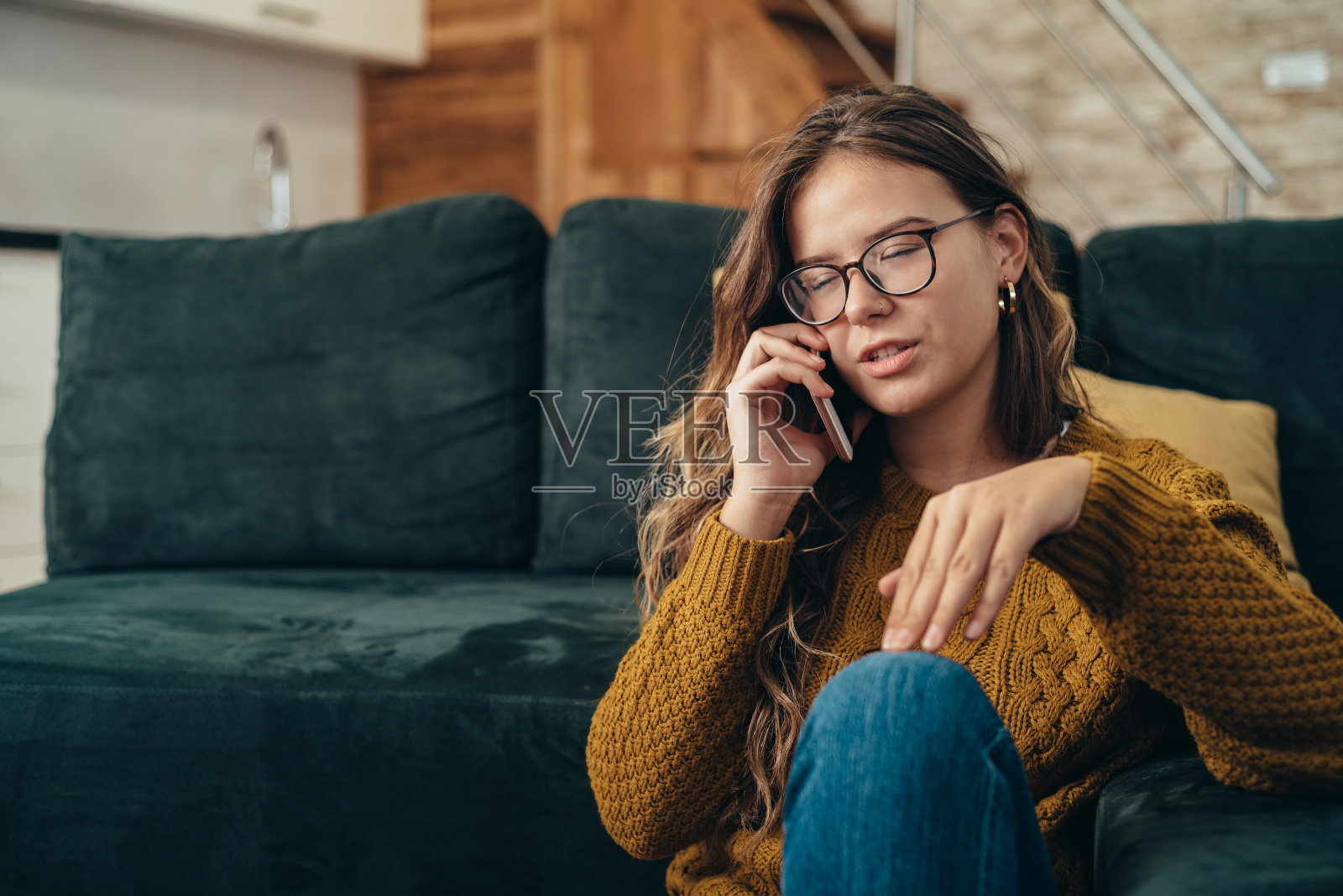 我当然在家，我还能去哪儿呢?照片摄影图片