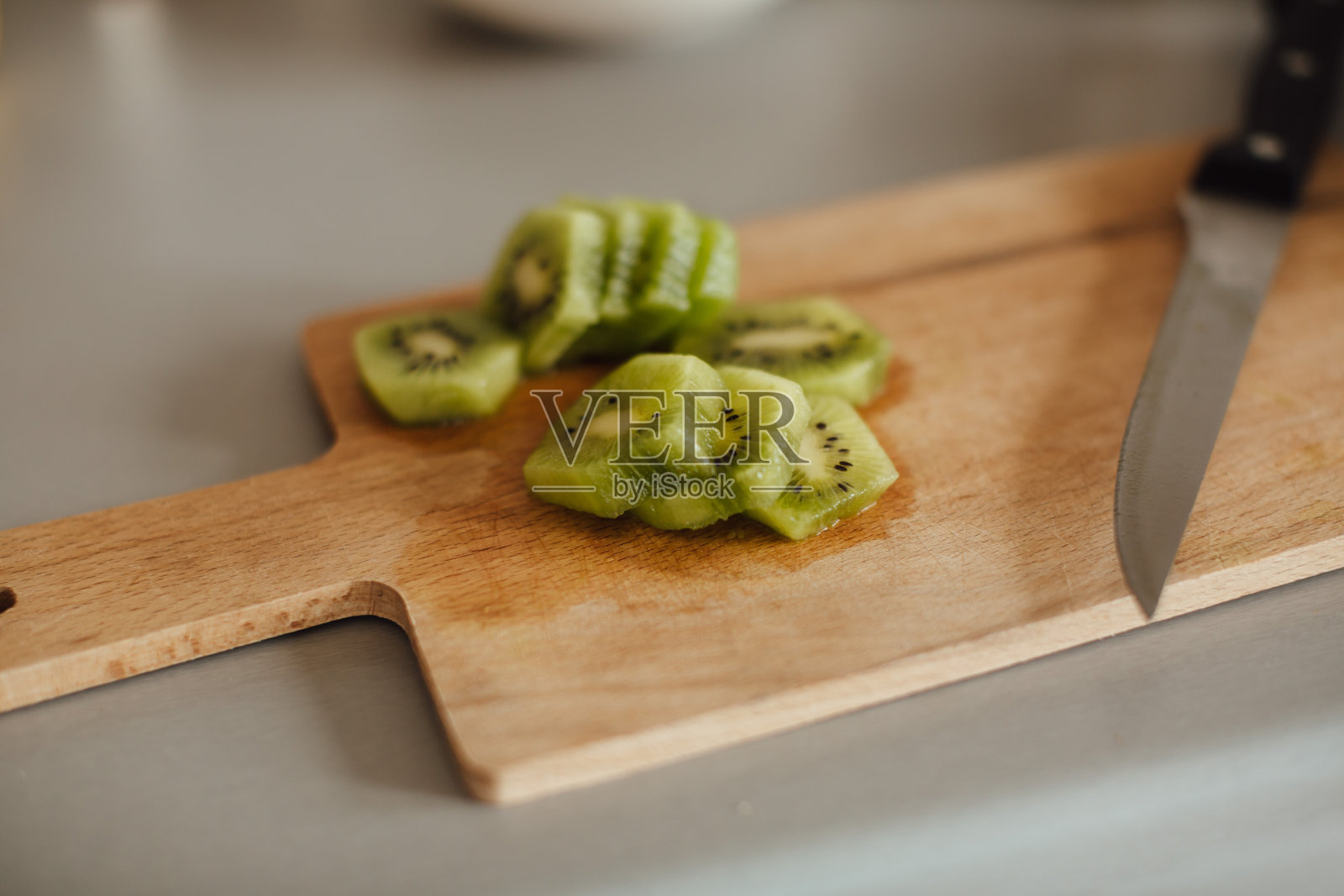 切片多汁猕猴桃在木板上。健康食品。照片摄影图片