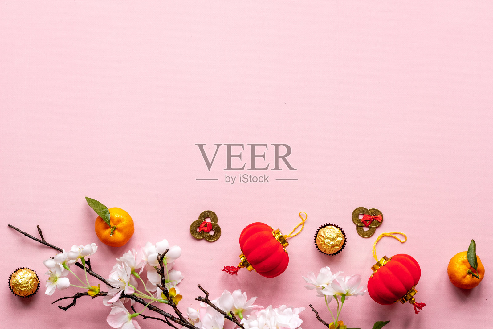 头顶上的中国新年餐桌上摆满了桔子，金色的糖果和红灯笼照片摄影图片