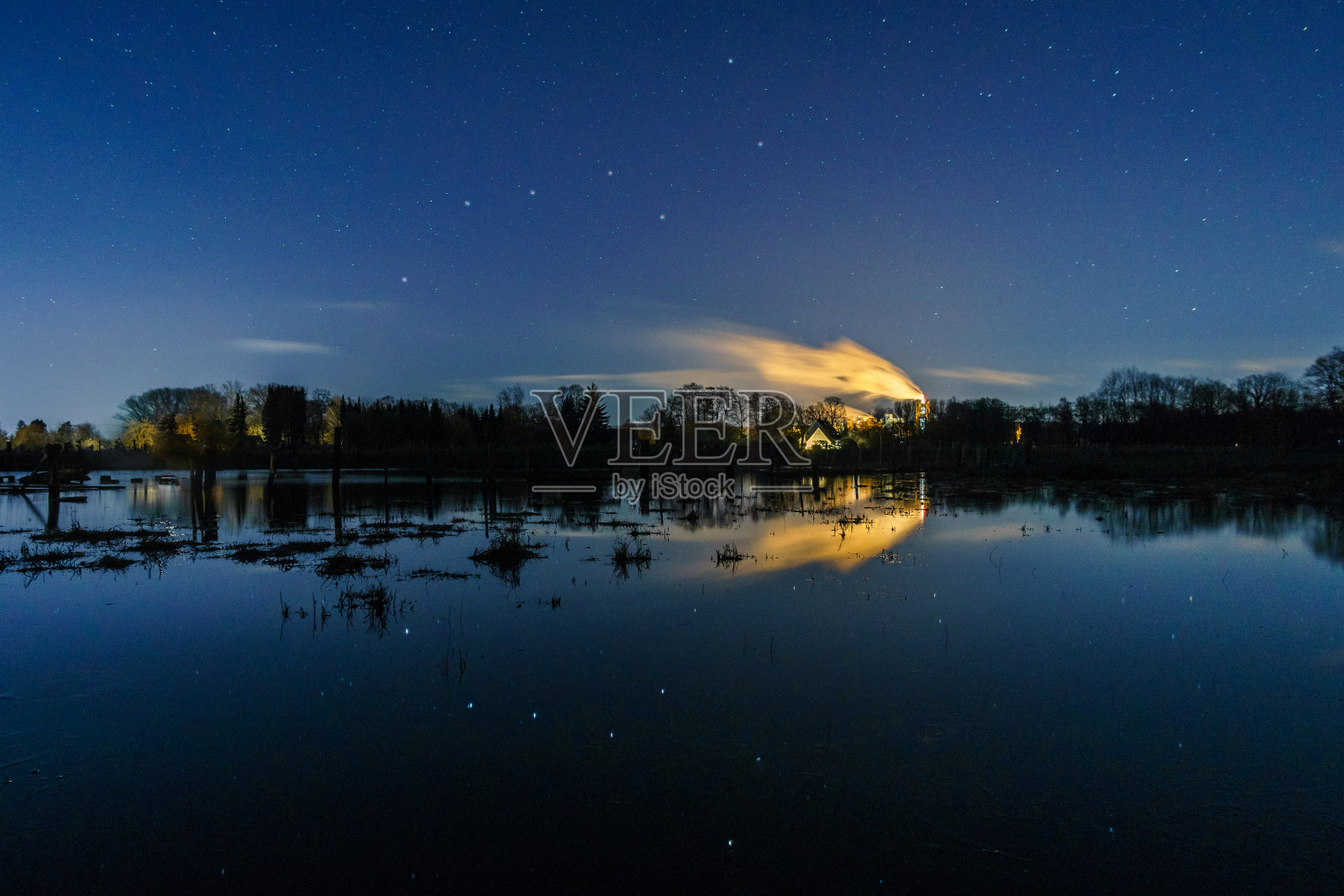 天文的黄昏，北斗七星在被淹没的草地上的倒影照片摄影图片