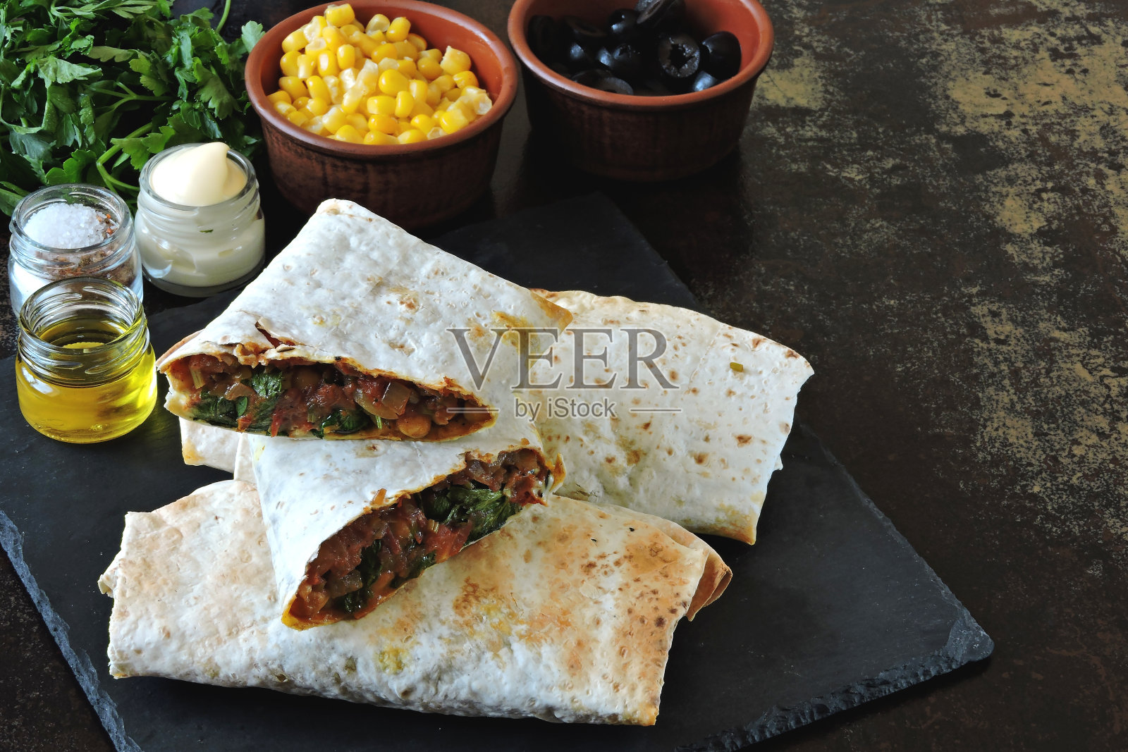 自制沙瓦马配蔬菜。照片摄影图片