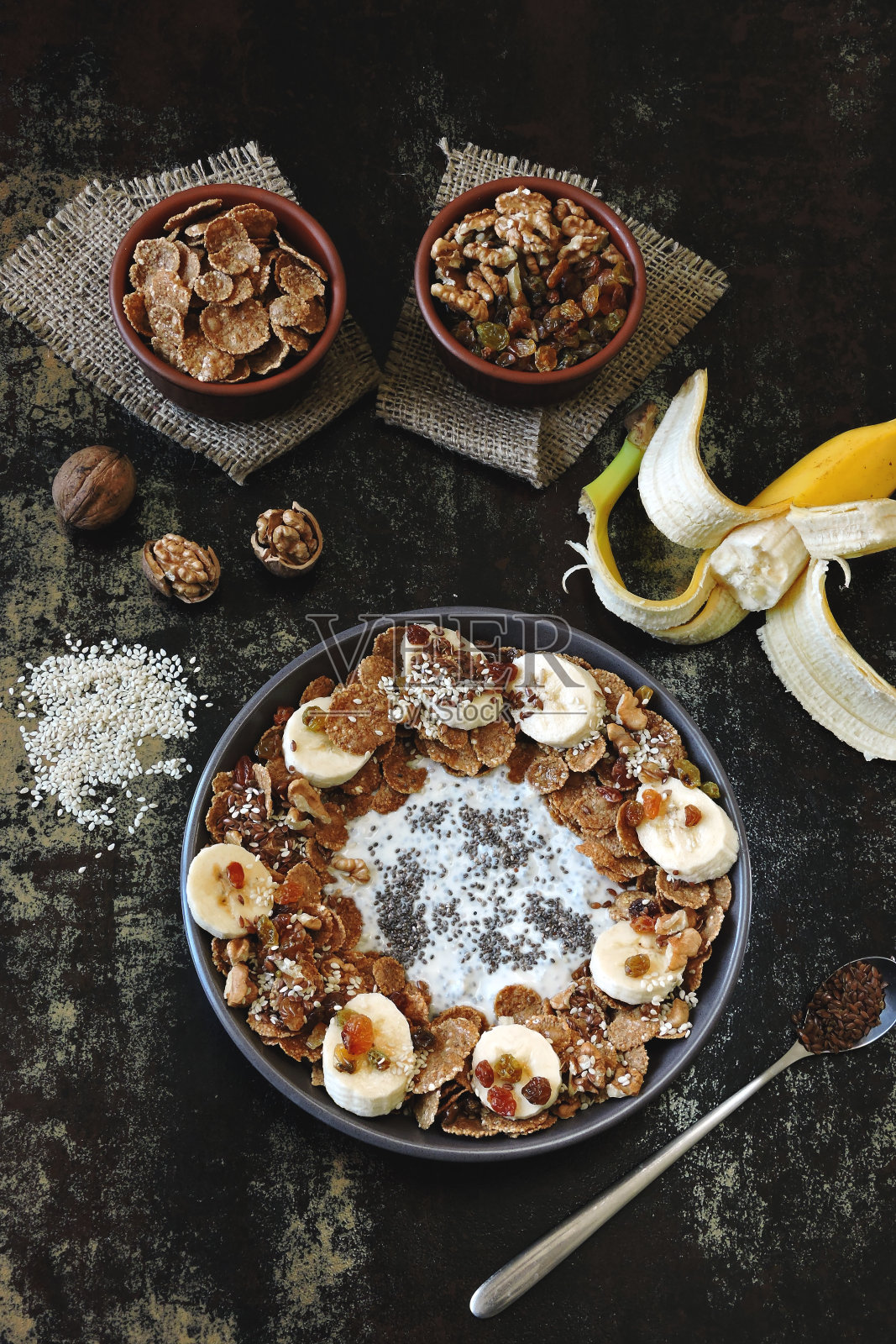 香蕉酸奶和什锦麦片。美味的健康饮食。照片摄影图片