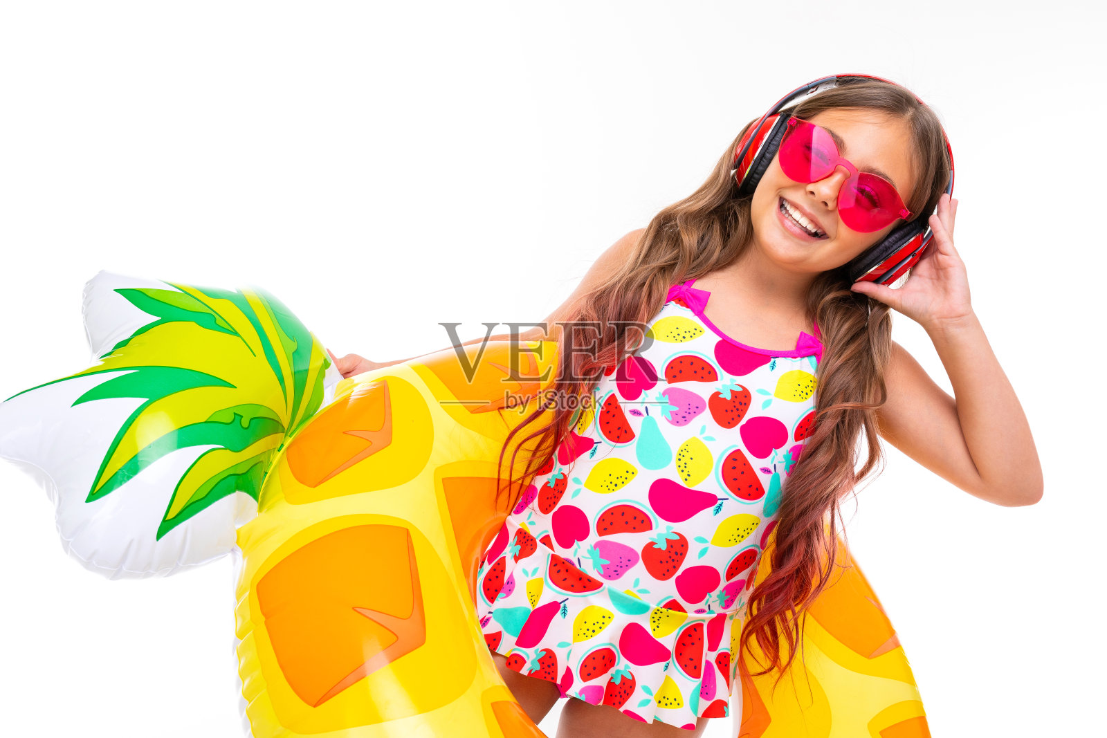 甜美的女孩准备在海里游泳带着一个橡胶圈和一个床垫在一个孤立的白色背景上照片摄影图片