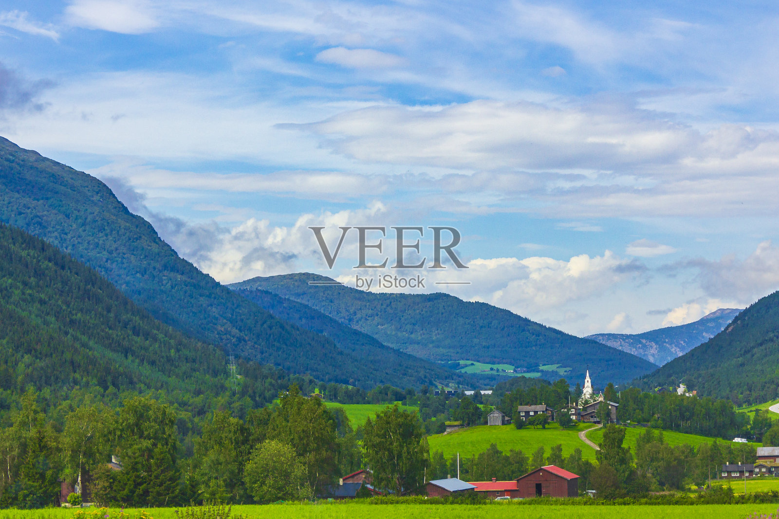 令人难以置信的挪威风景，有山脉和村庄Jotunheimen挪威。照片摄影图片