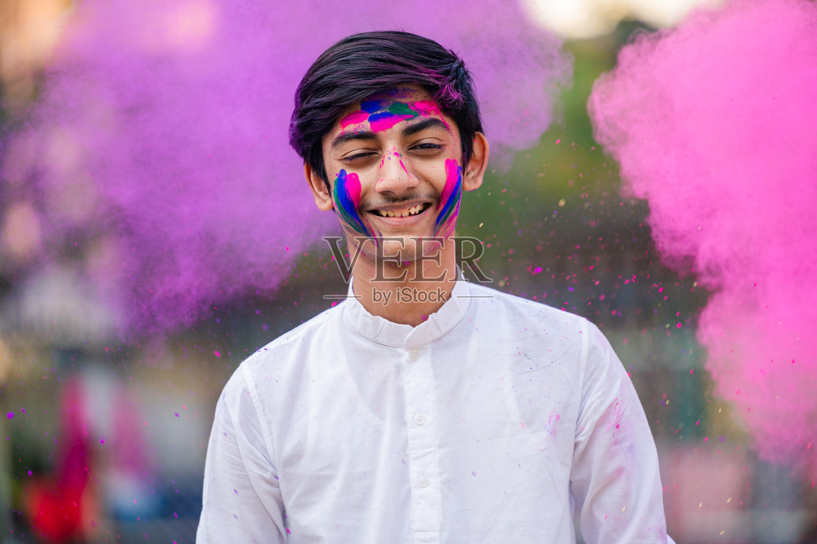 小男孩用颜色玩胡里节照片摄影图片