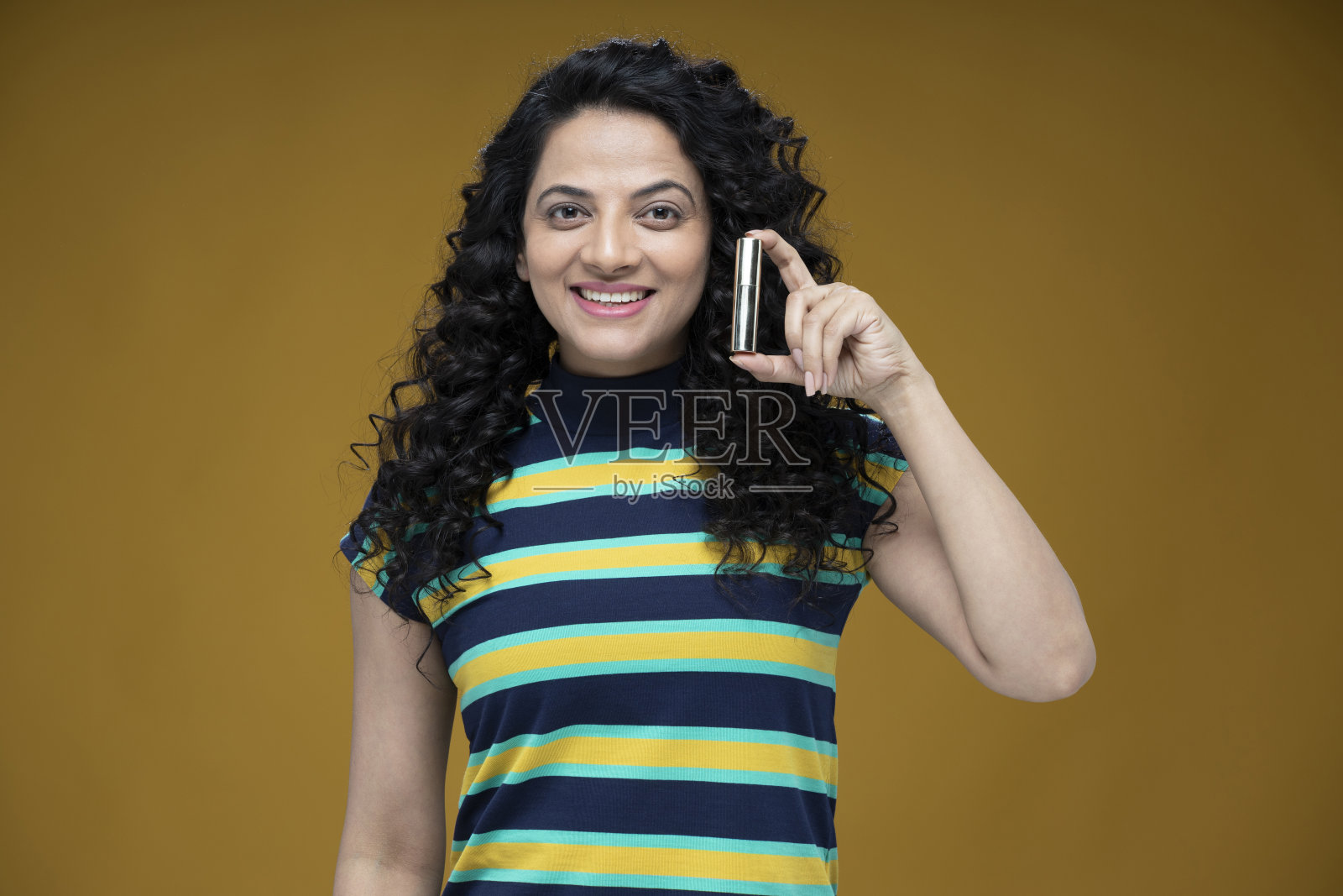 一个年轻女子站在孤立的紫色背景:-库存照片照片摄影图片