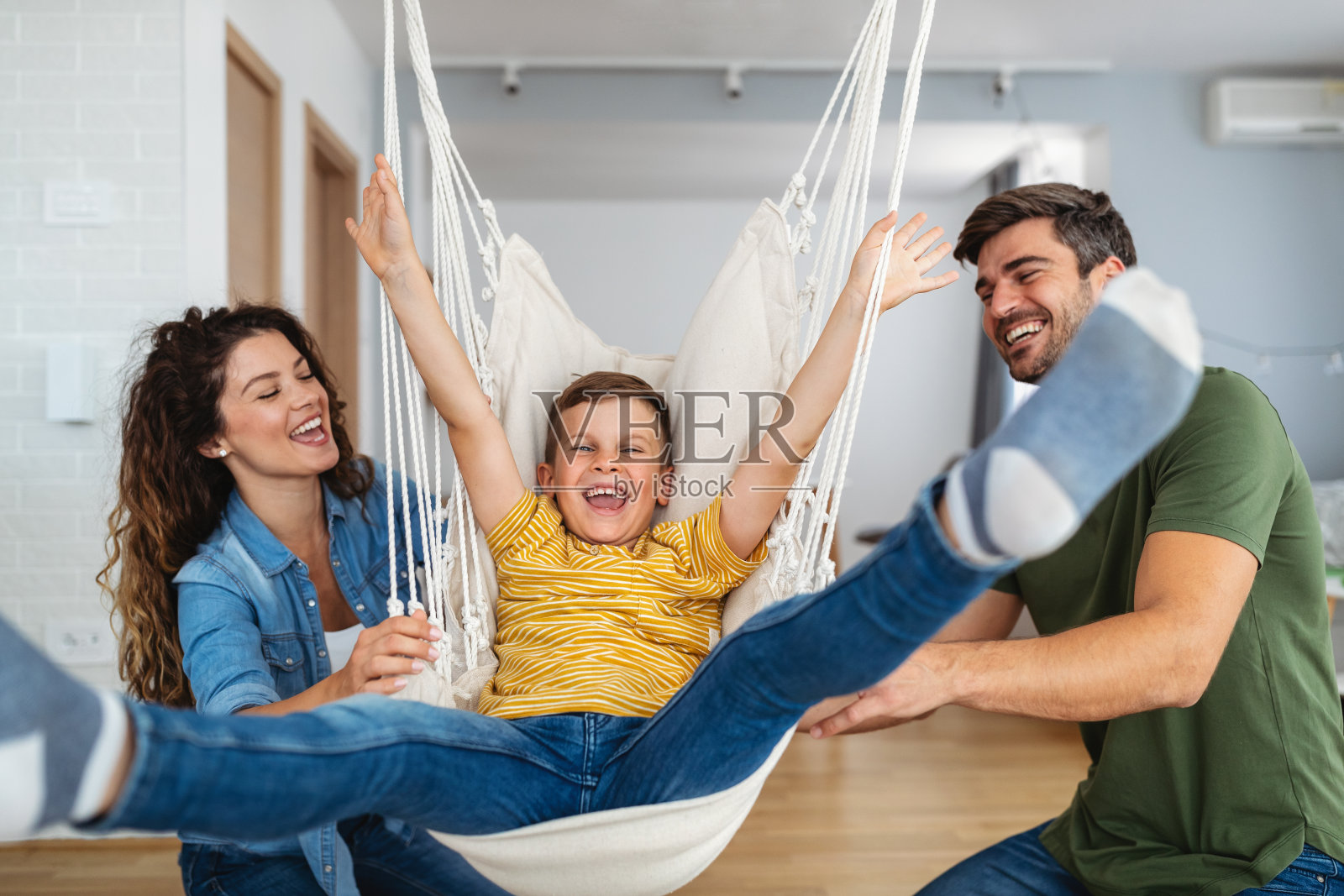 幸福的家庭在家里玩得开心照片摄影图片