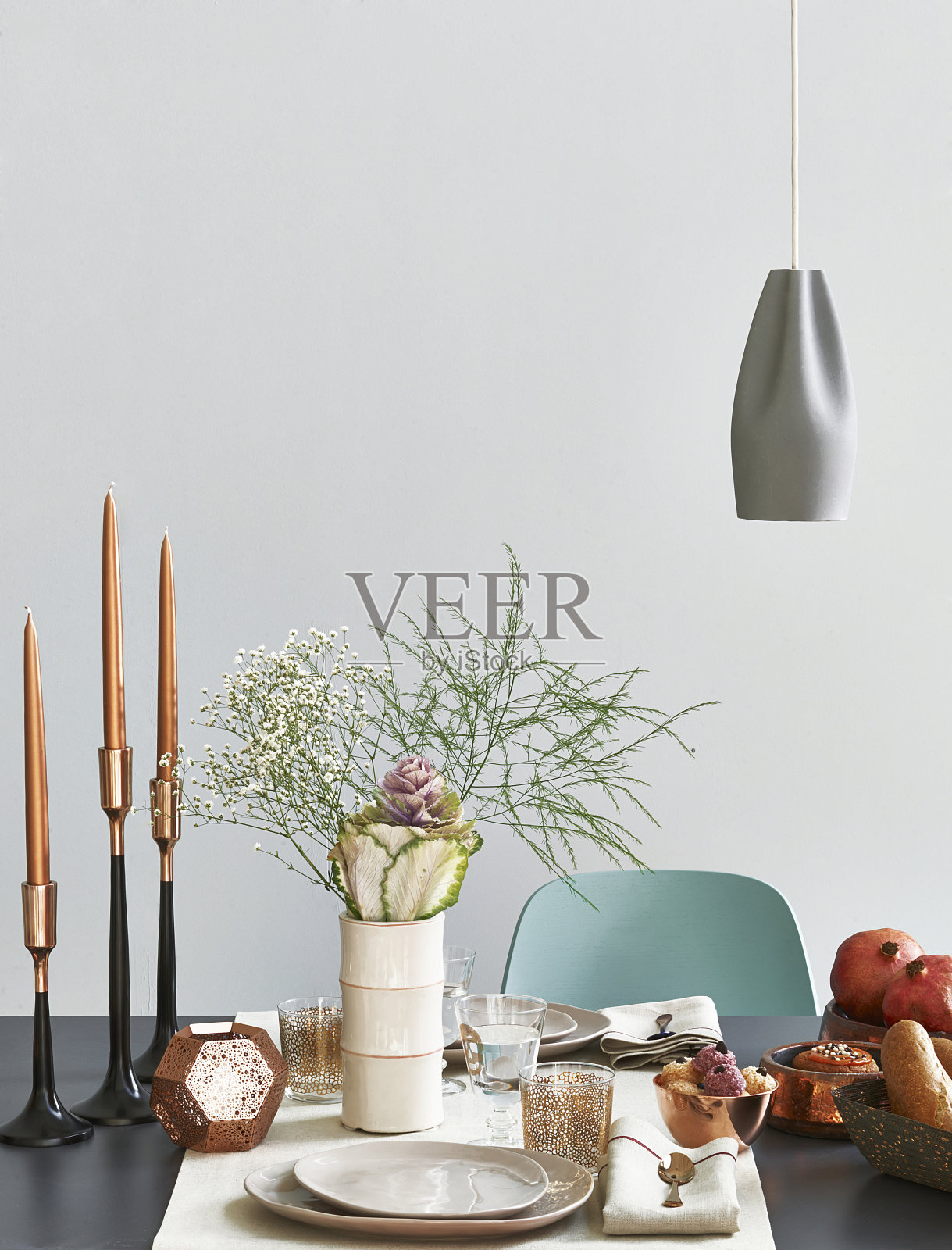 现代家居内饰客房白色墙壁背景和白色桌椅照片摄影图片