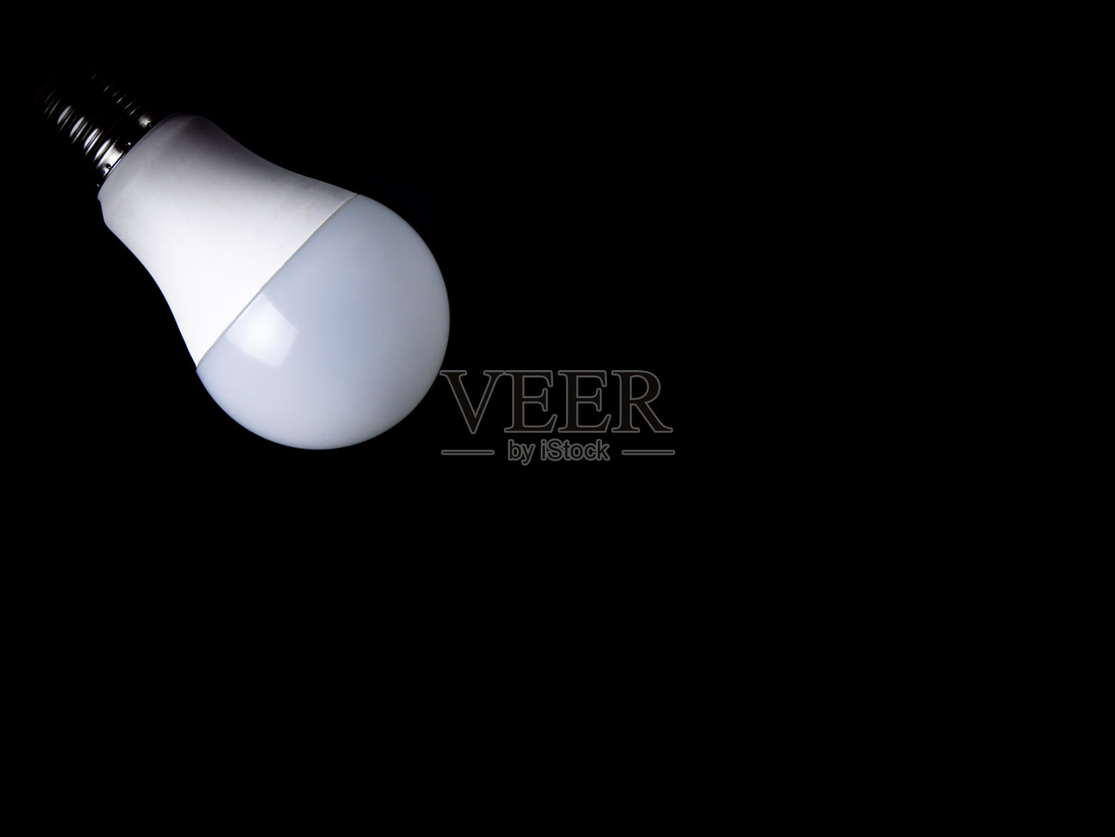 黑色背景上的白色LED灯。照片摄影图片