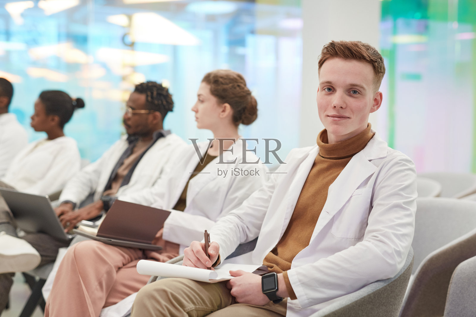 年轻医生在会议中的肖像照片摄影图片