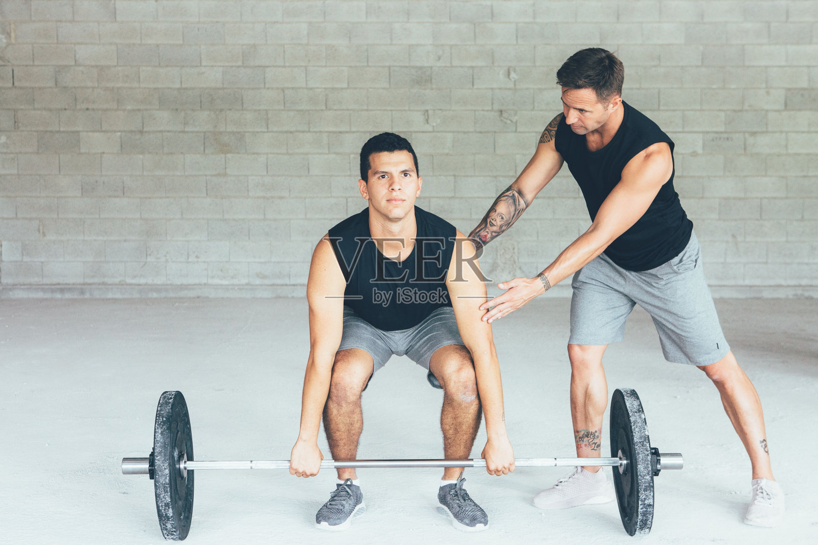 男人和教练在健身房照片摄影图片