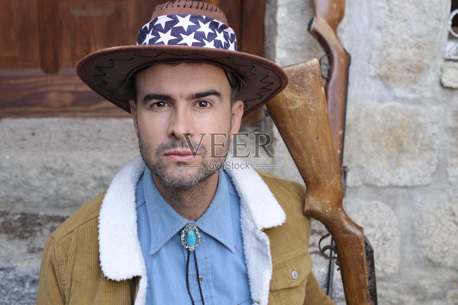 举着美国国旗的美国牛仔照片摄影图片