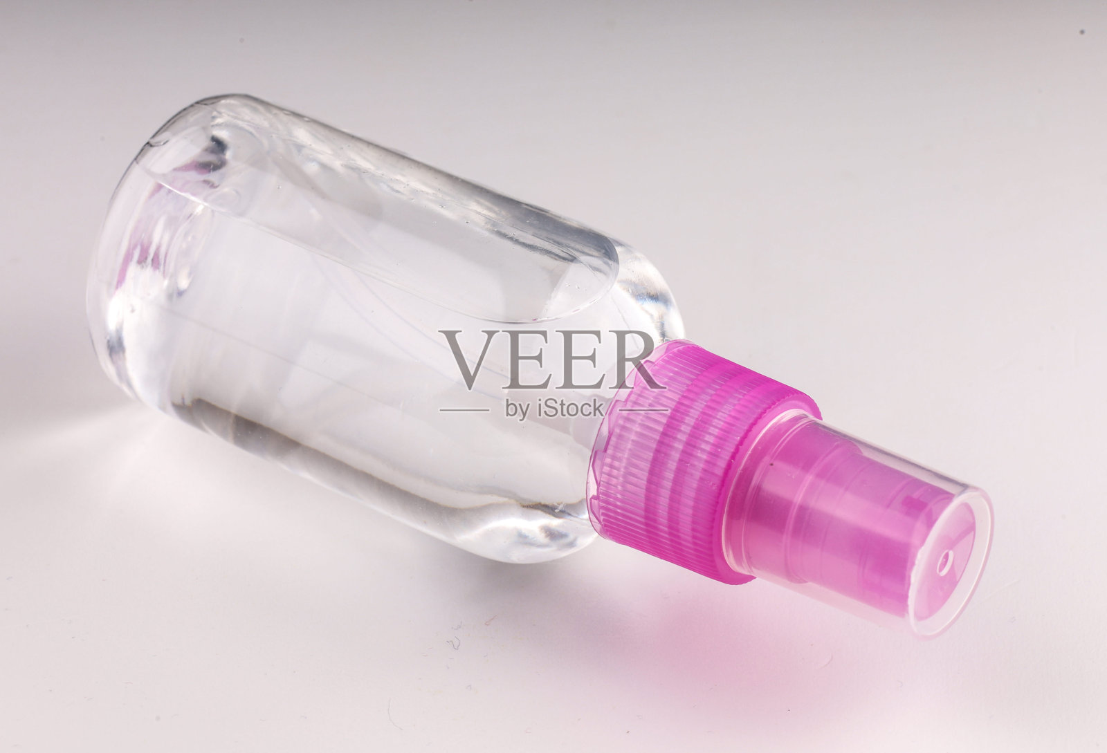 杀菌或手动喷雾特写黑暗背景照片摄影图片