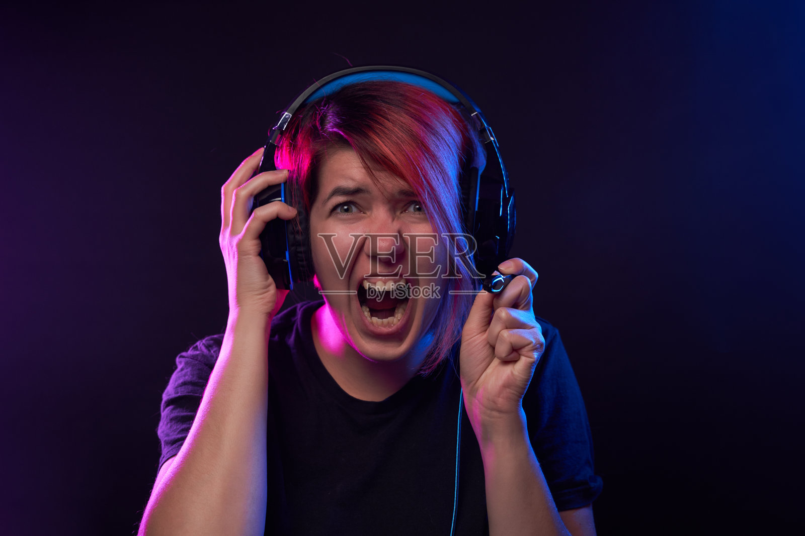 戴着游戏耳机的女人。虚拟现实、游戏、娱乐和交流的概念。照片摄影图片