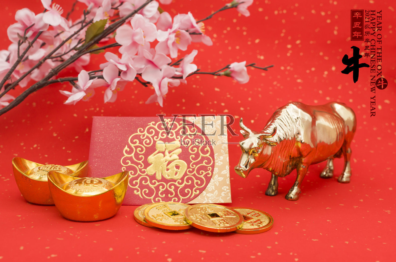传统中国金牛，2021年是牛年，中文翻译:“牛”。右边的中文文字和印章表示:中国历法的年份。照片摄影图片