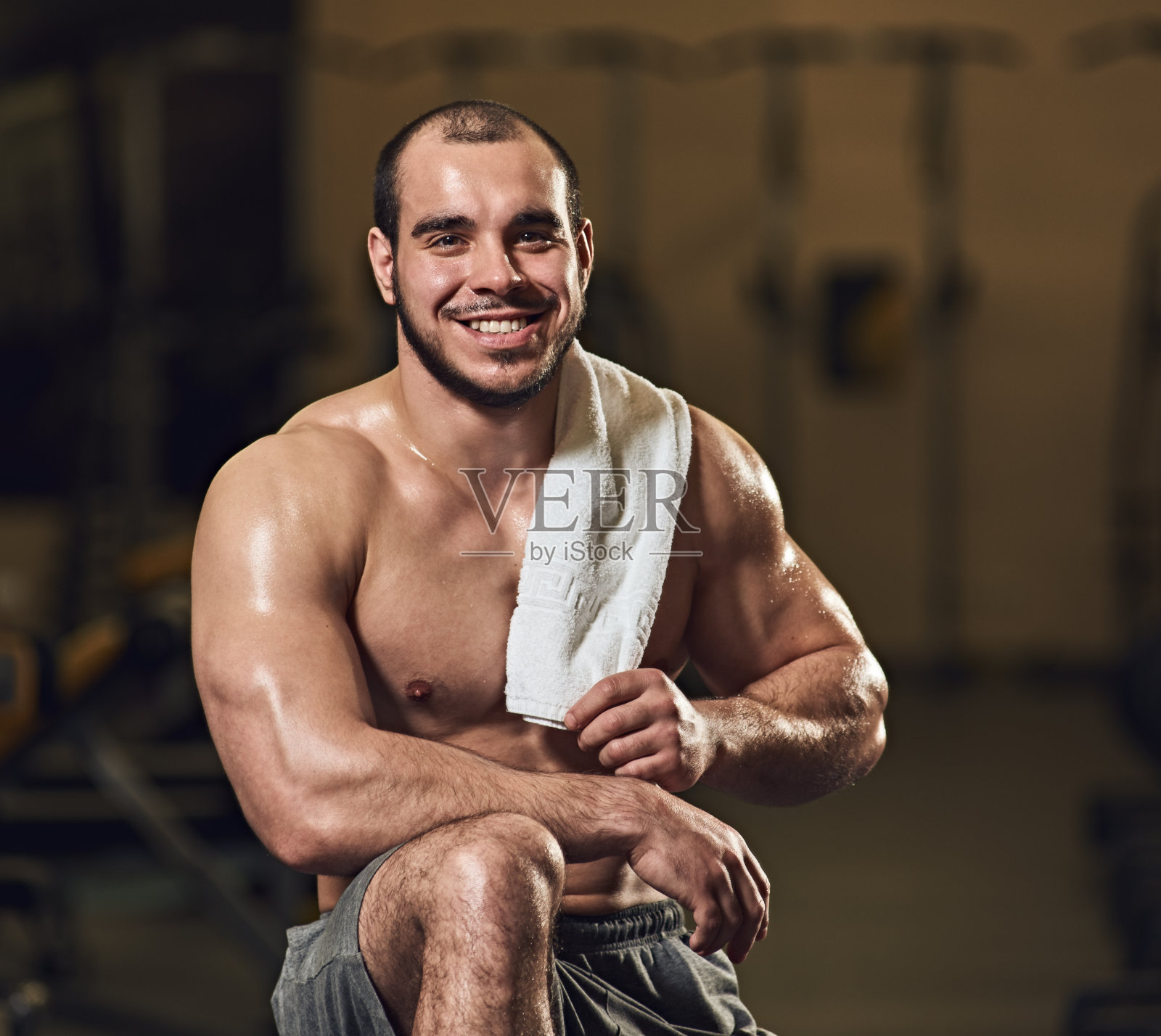 帅哥运动员拿毛巾照片摄影图片