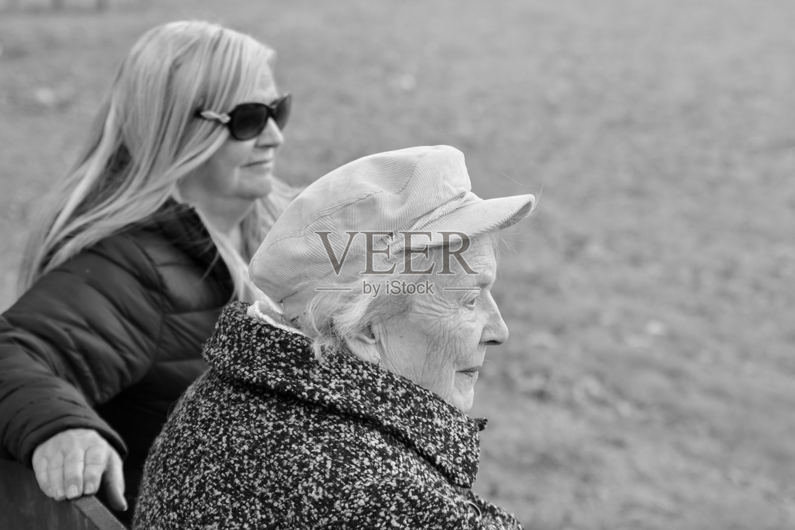 患有痴呆症的90岁老年妇女在公园里享受时光照片摄影图片