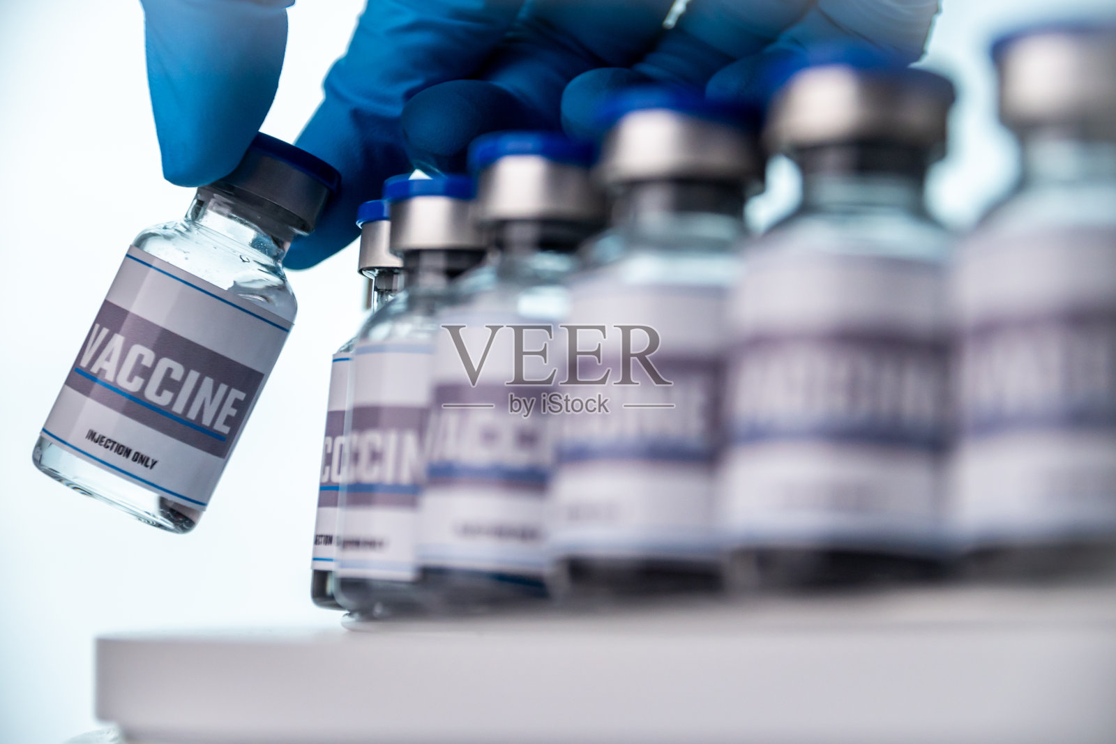 实验室中用于疫苗的玻璃小瓶。疫苗瓶组。在安瓶药。照片摄影图片