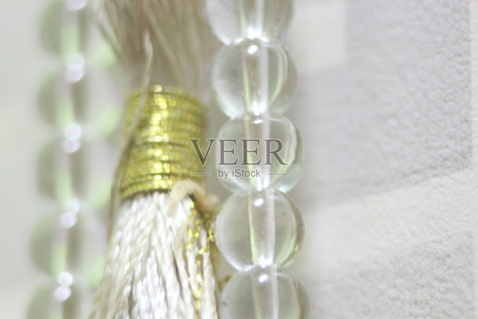 漂亮的玻璃、闪亮的念珠或念珠，带有文本拷贝空间照片摄影图片