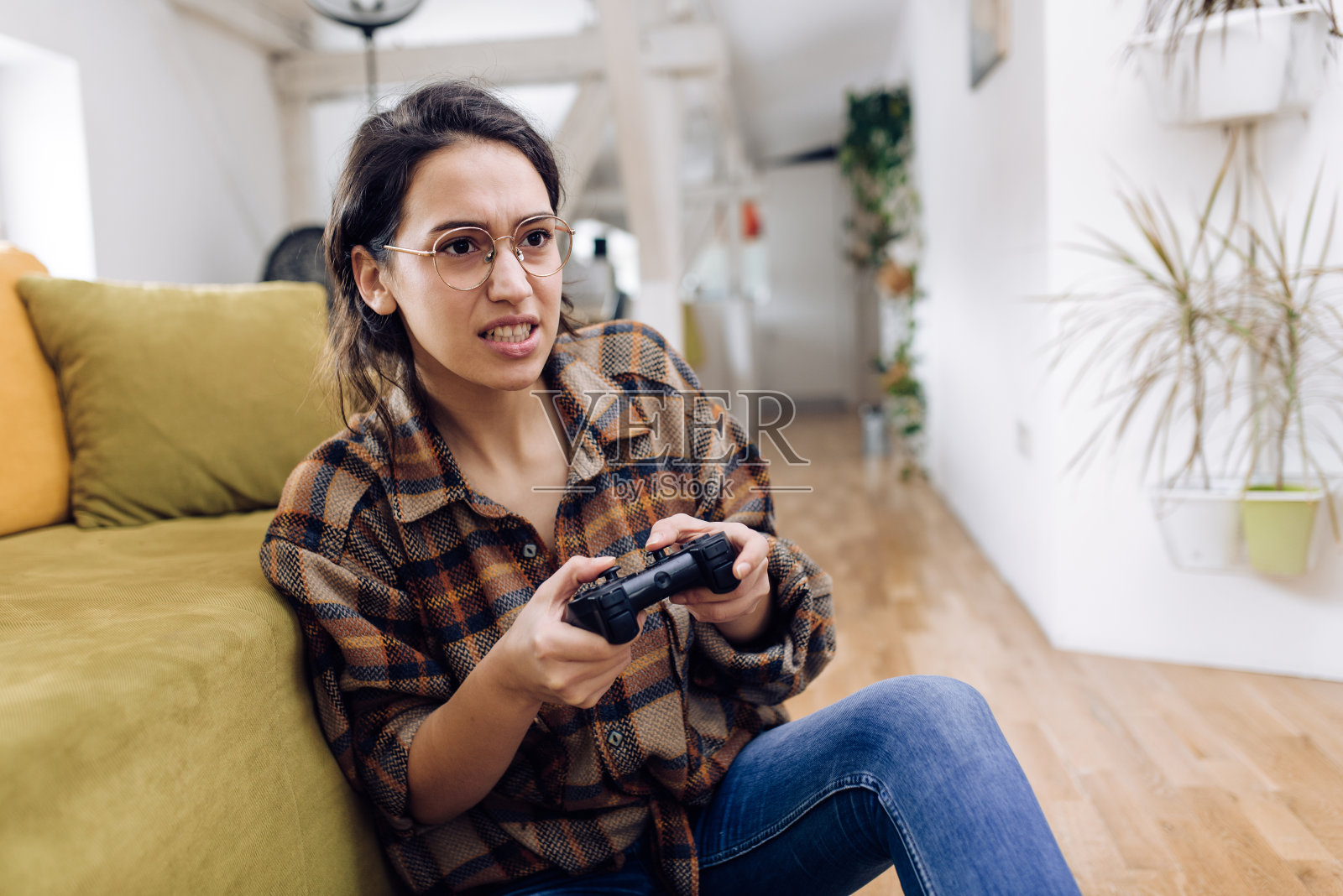 一个玩游戏丢分的女孩的肖像照片摄影图片