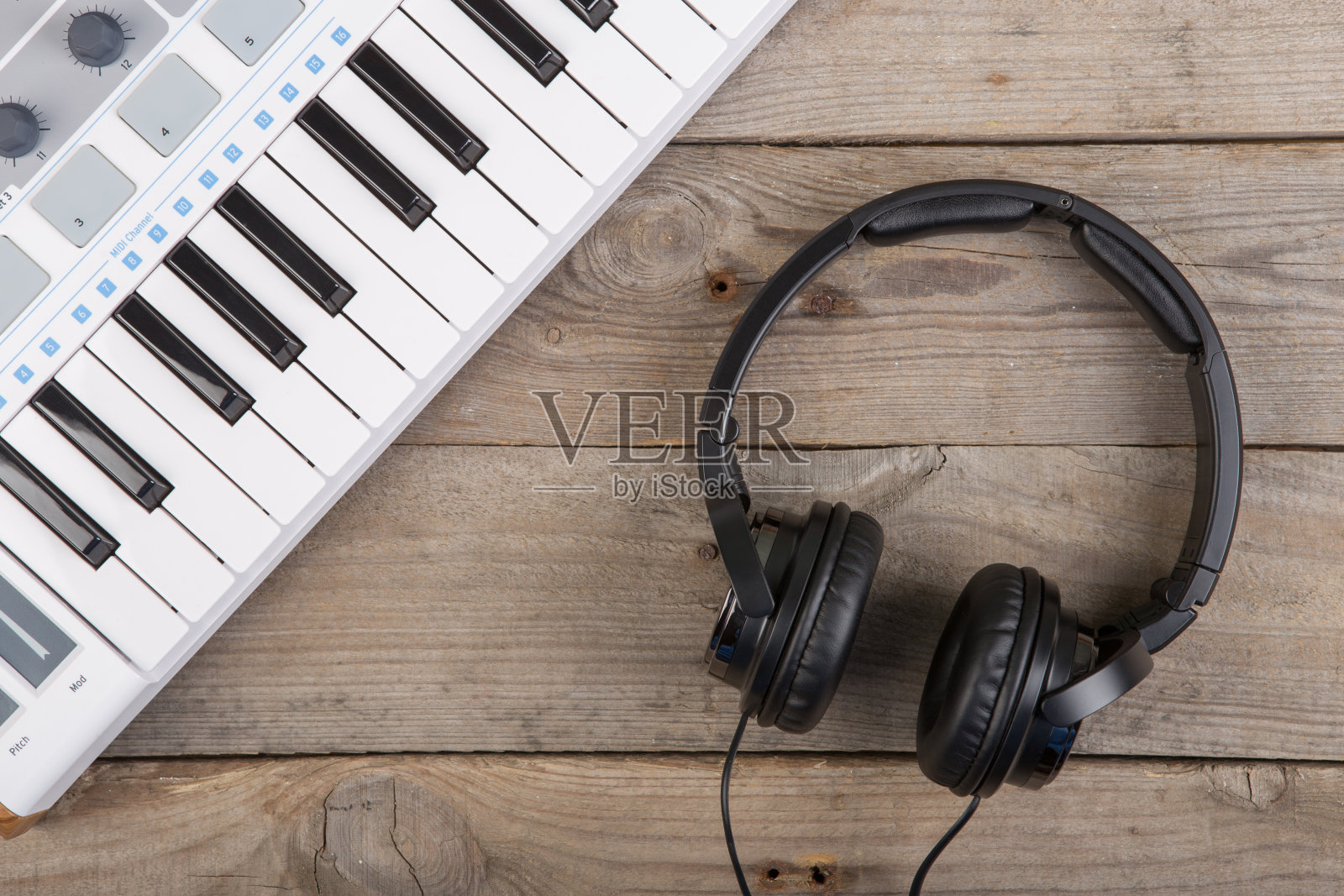 关闭MIDI控制器音量调节器，旋钮和按键。照片摄影图片