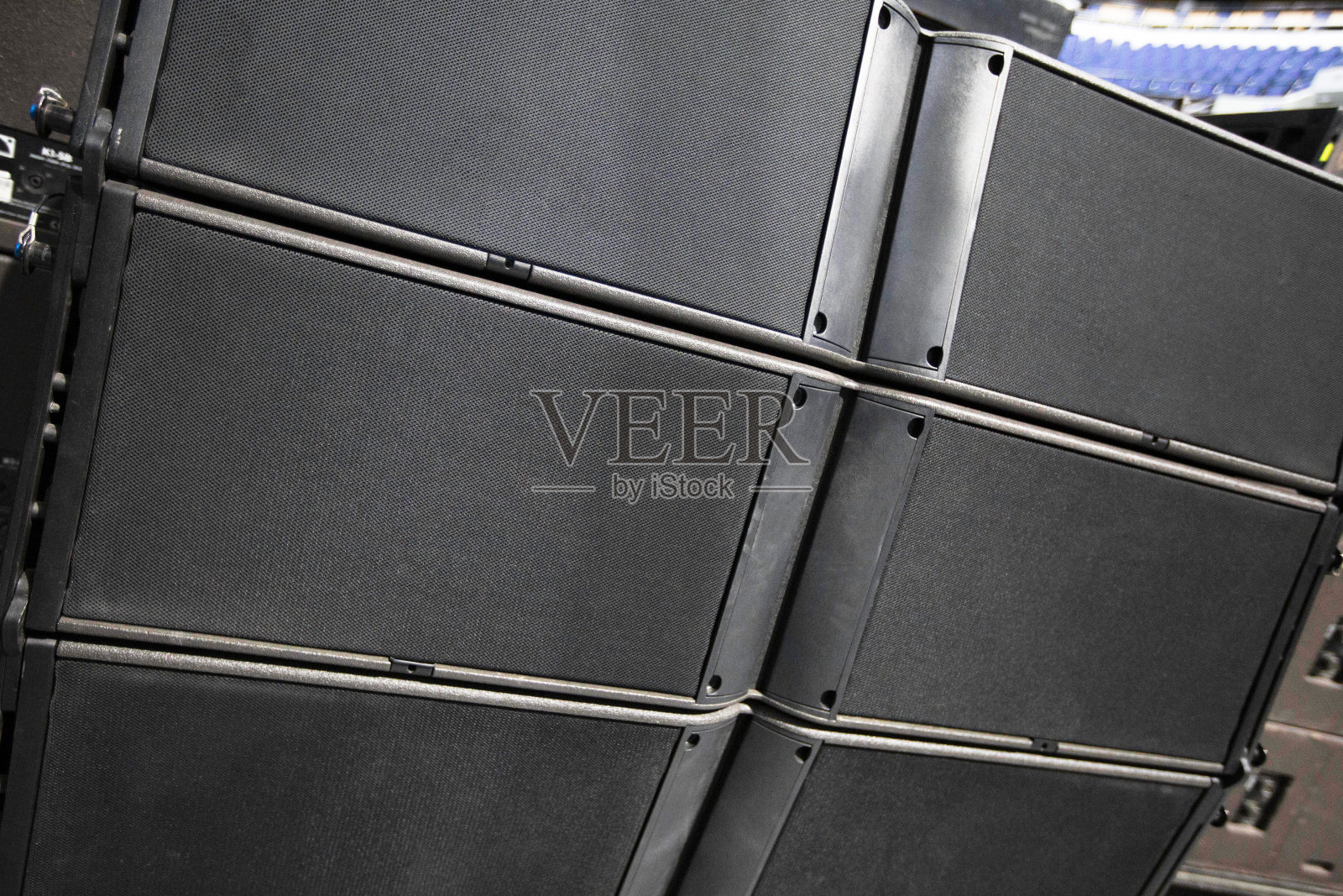 线阵列扬声器。设备专业音乐会。照片摄影图片