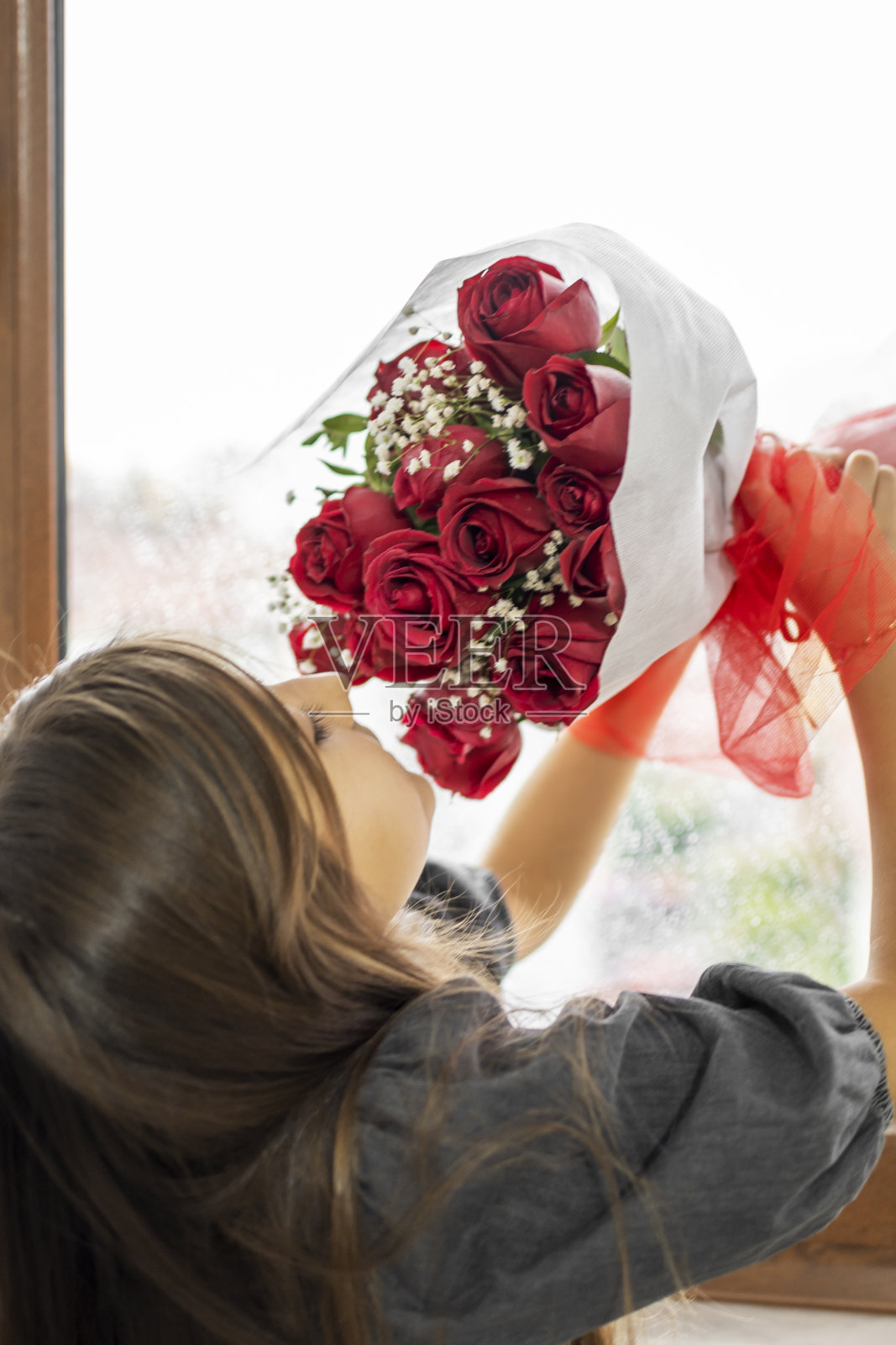 可爱的女孩送给妈妈的母亲节礼物照片摄影图片