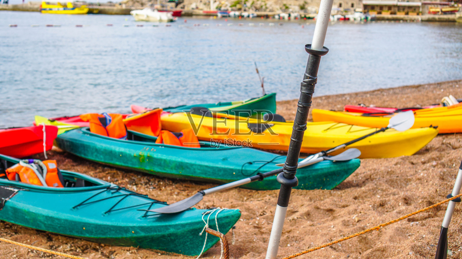 海滩上的海上皮划艇照片摄影图片
