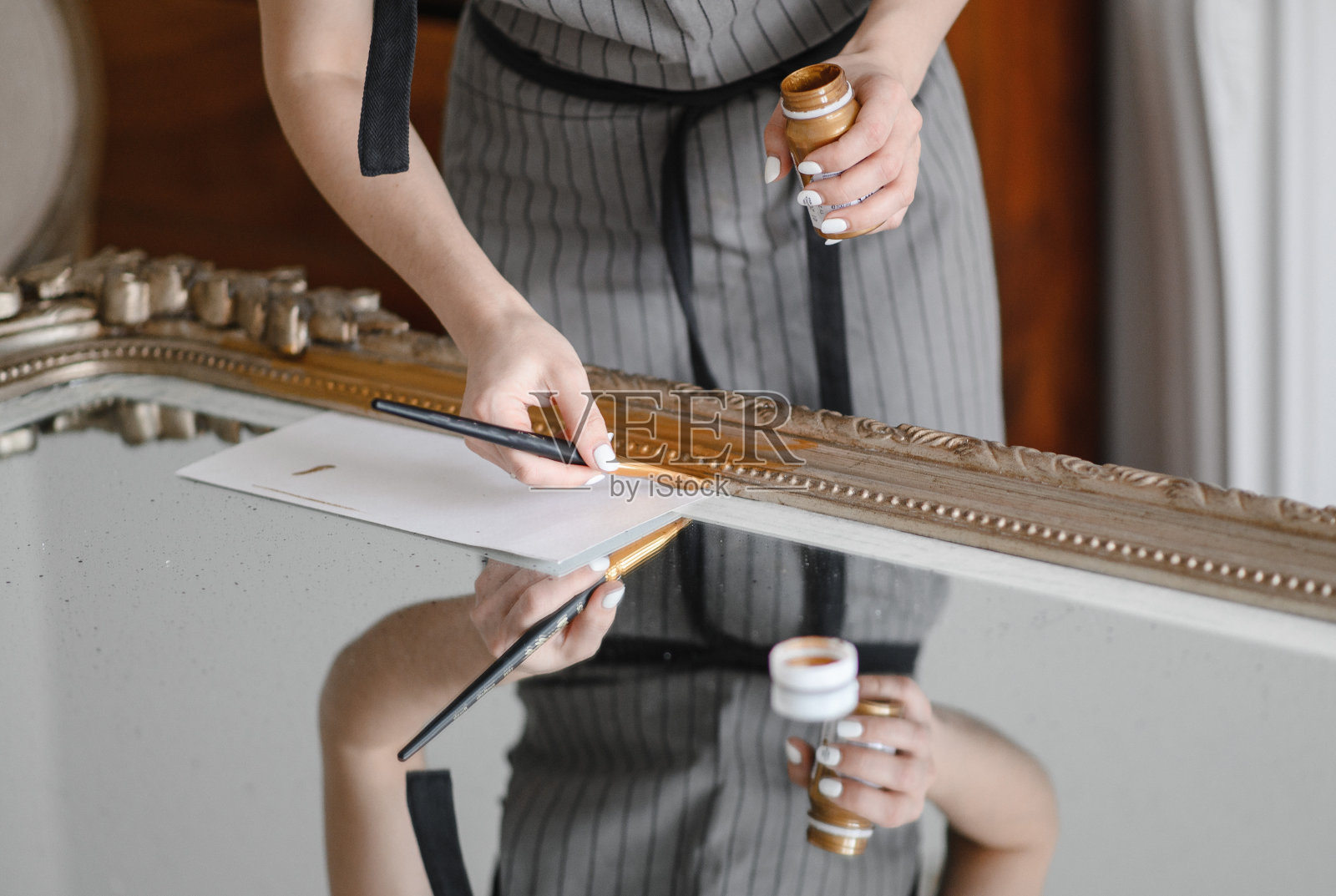 年轻女子为镜子或画修理镜框照片摄影图片