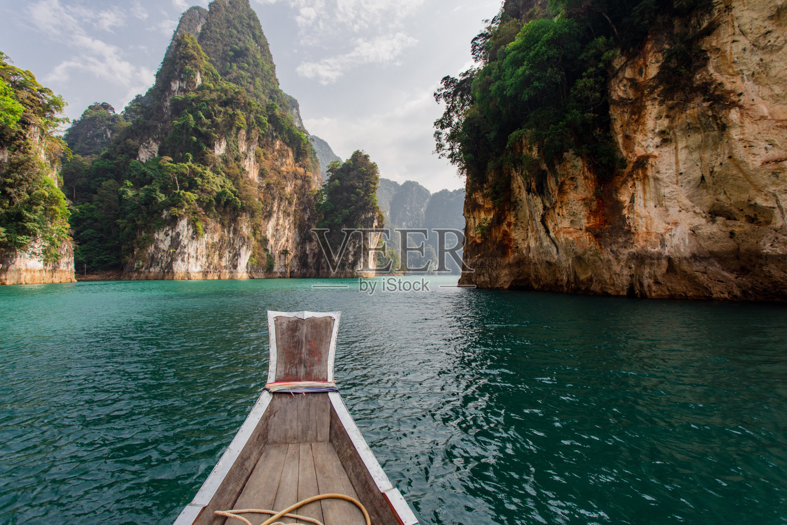 泰国素拉他尼的蓝色湖泊。美丽的自然和平静照片摄影图片