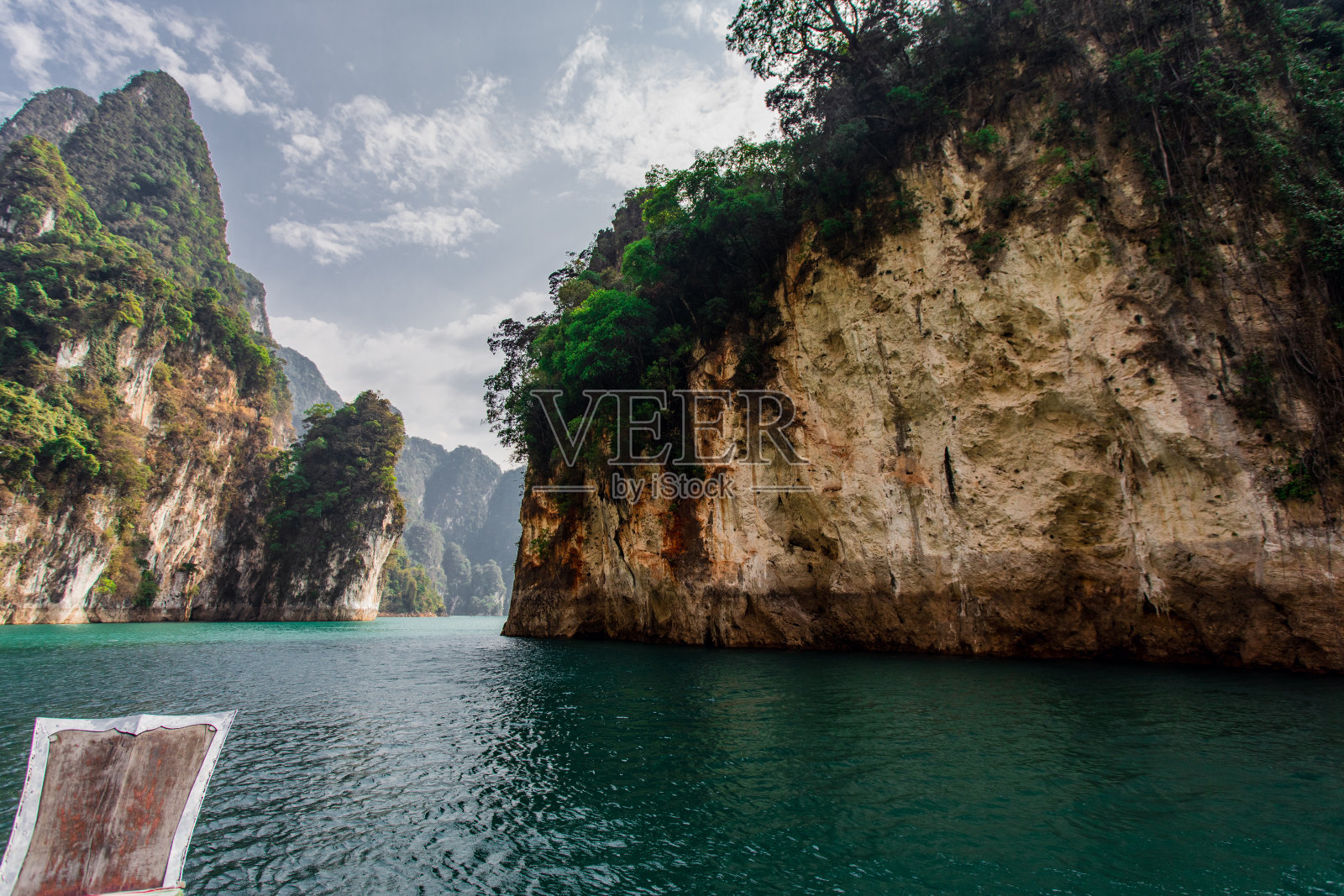 泰国基瓦朗苏拉特他尼的蓝色湖泊。美丽的自然和平静照片摄影图片
