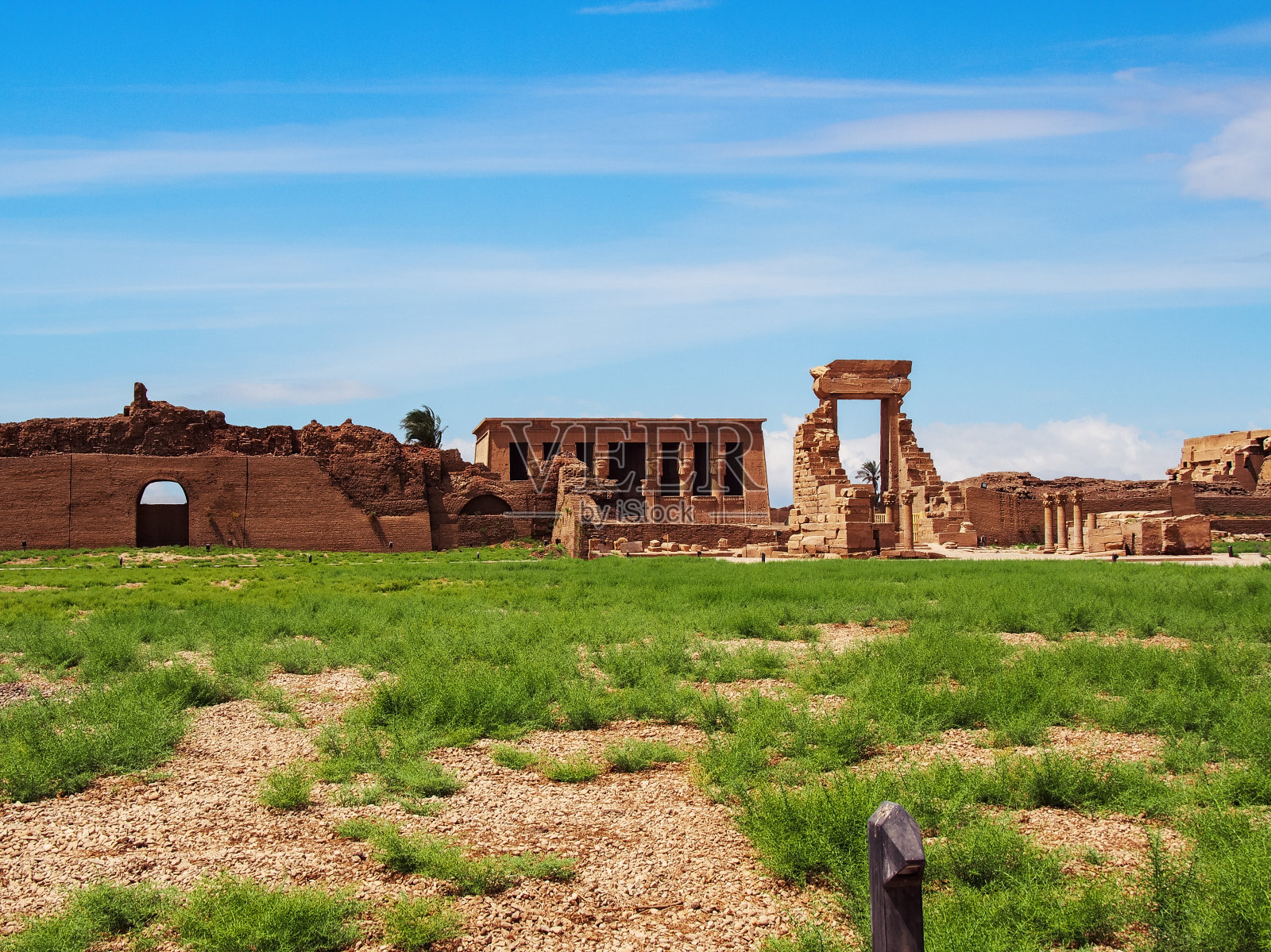埃及丹达拉神庙群（哈索尔神庙）被毁坏的大门和保存完好的寺庙全景照片摄影图片