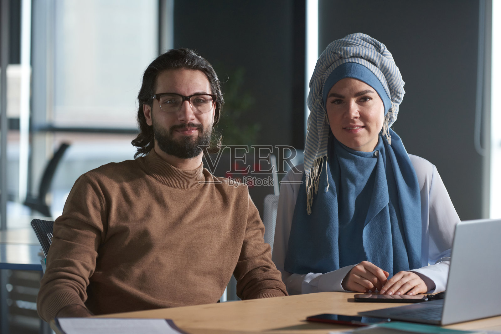 商人和穆斯林女商人办公室场景照片摄影图片